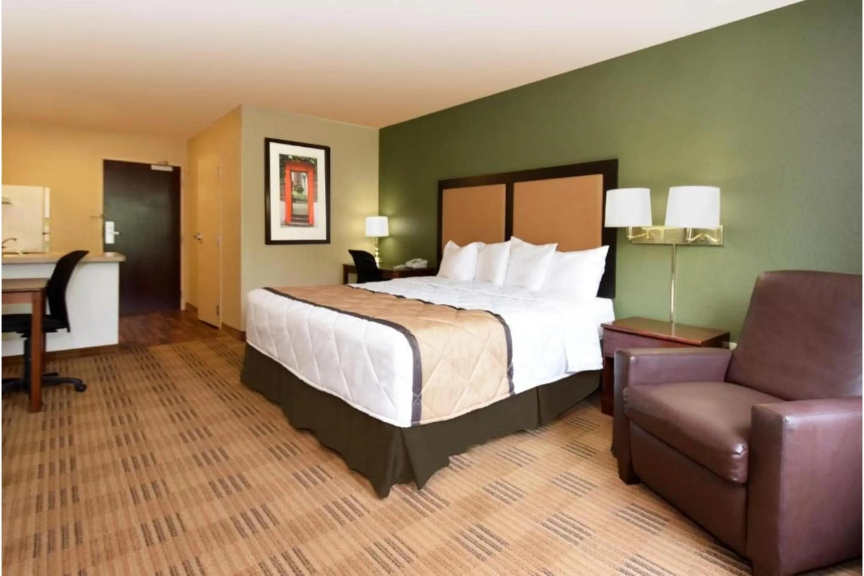 Bedroom, Bed in Studio 6 Corporate Extended Stay Chicago Lisle IL