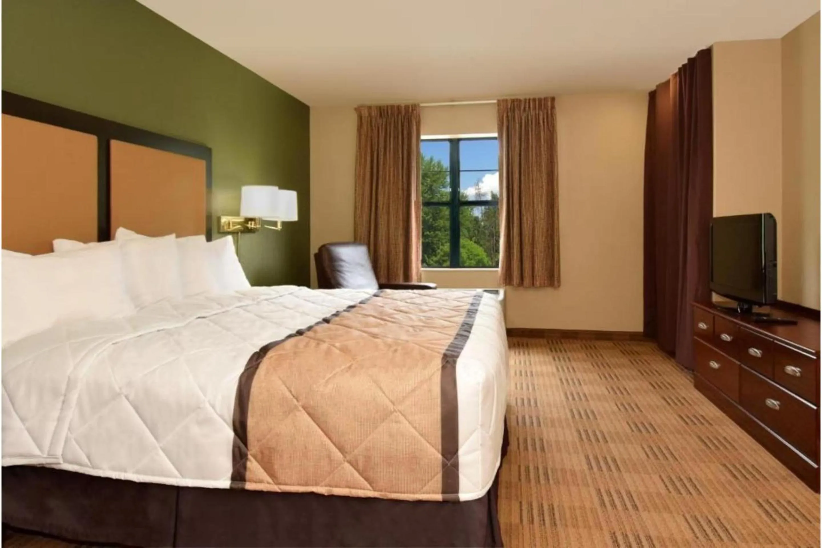 Bedroom, Bed in Studio 6 Corporate Extended Stay Chicago Lisle IL