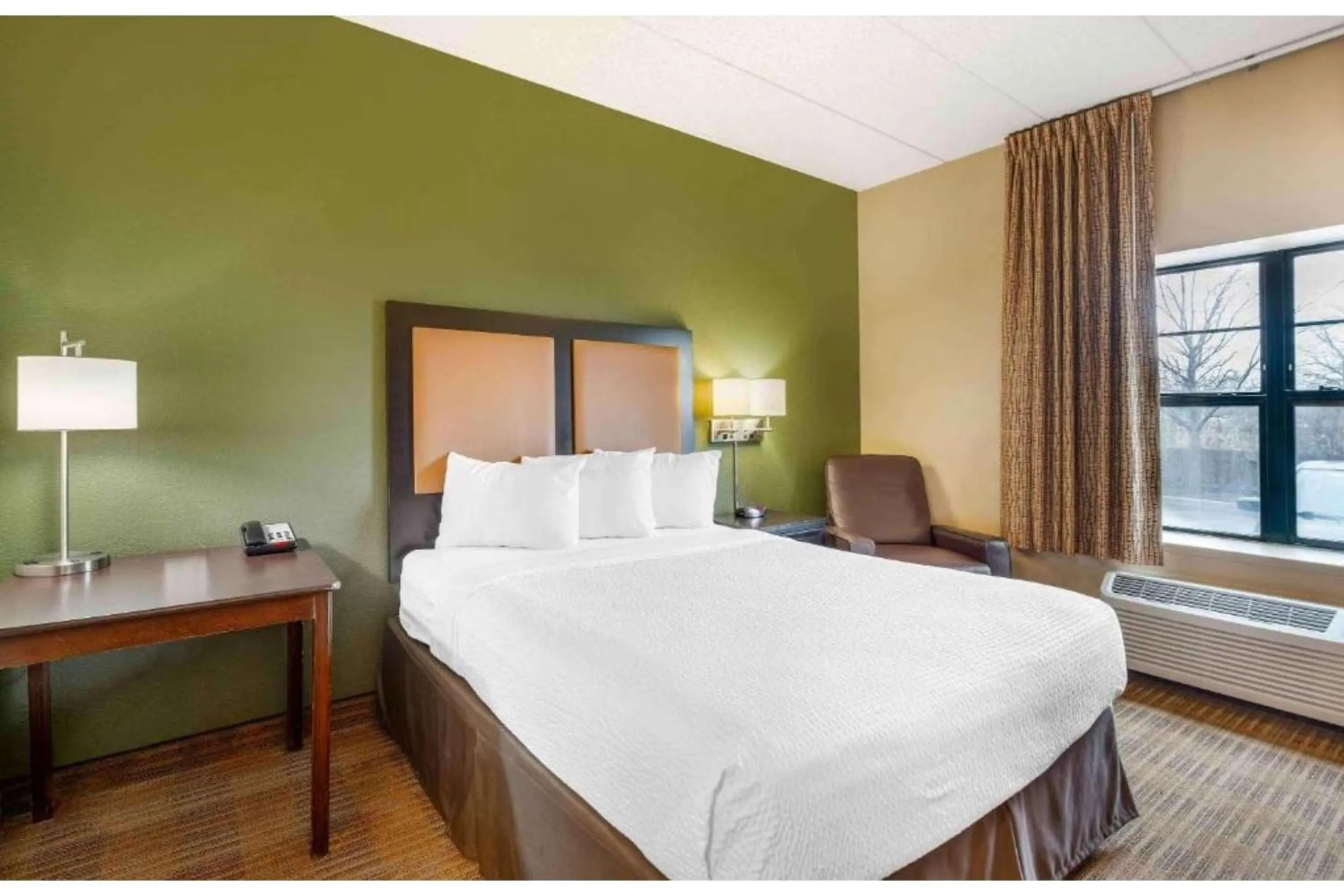 Bedroom, Bed in Studio 6 Corporate Extended Stay Chicago Lisle IL