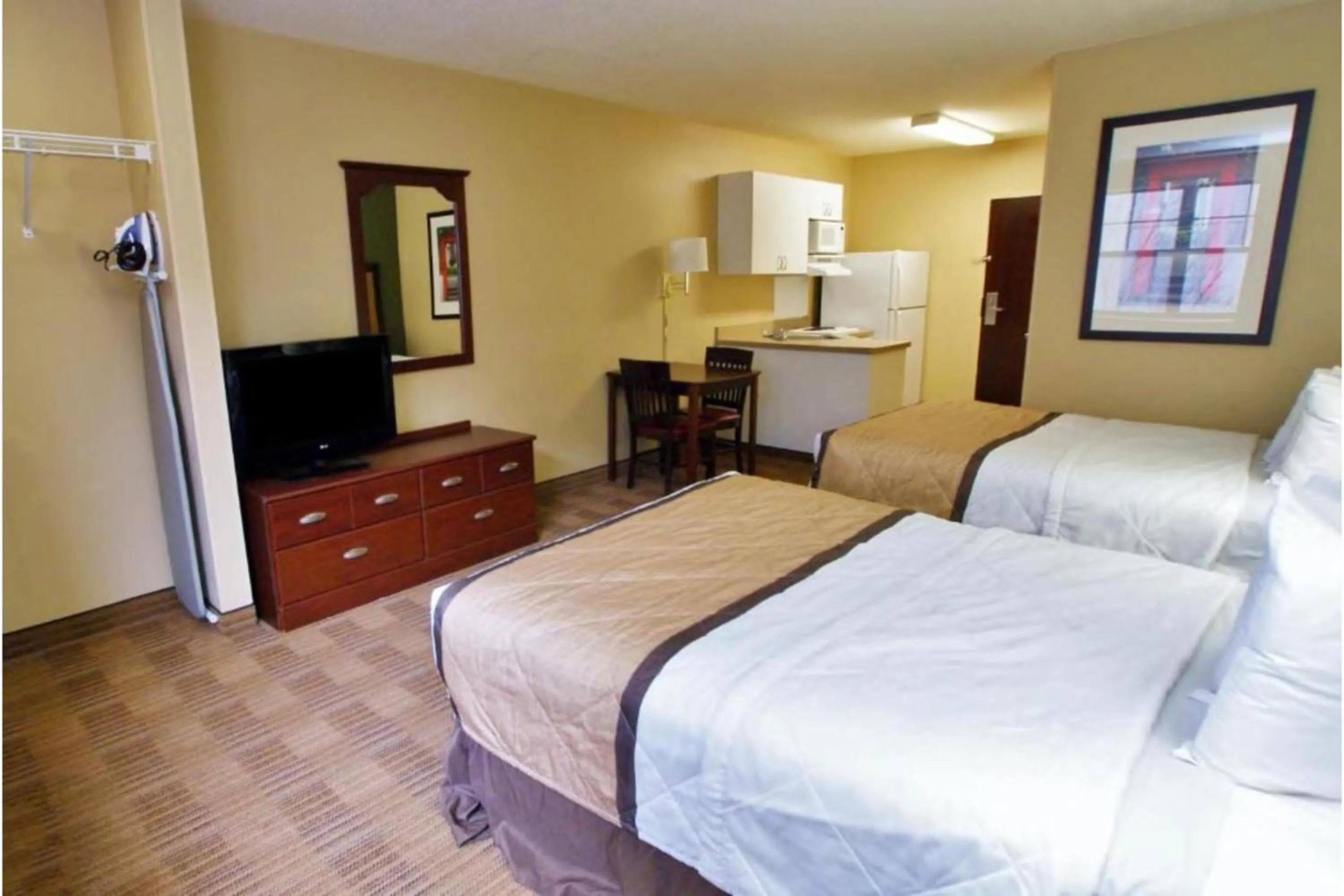 Bedroom, Bed in Studio 6 Corporate Extended Stay Chicago Lisle IL