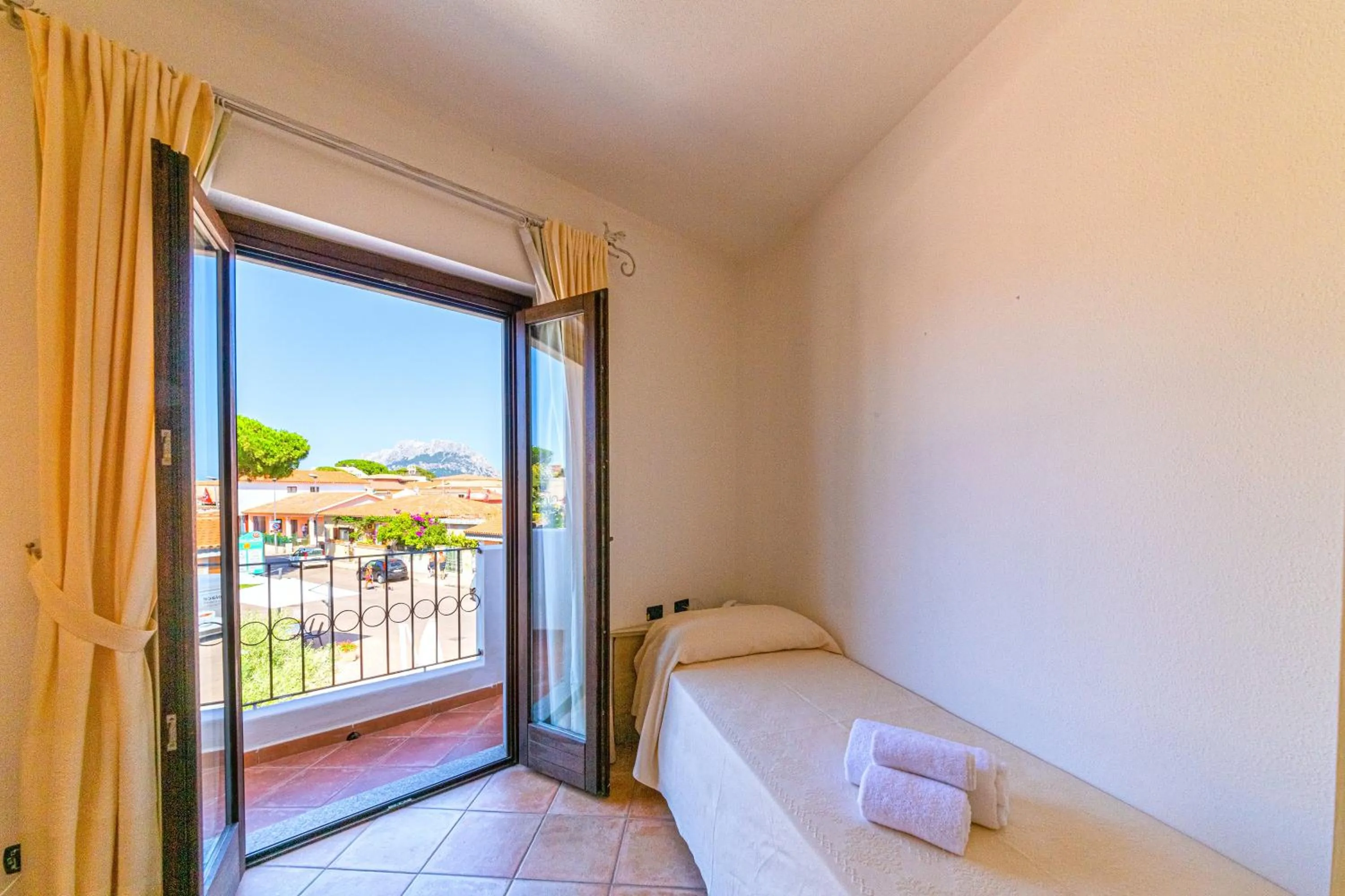 Balcony/Terrace, Bed in Hotel il Faro di Molara