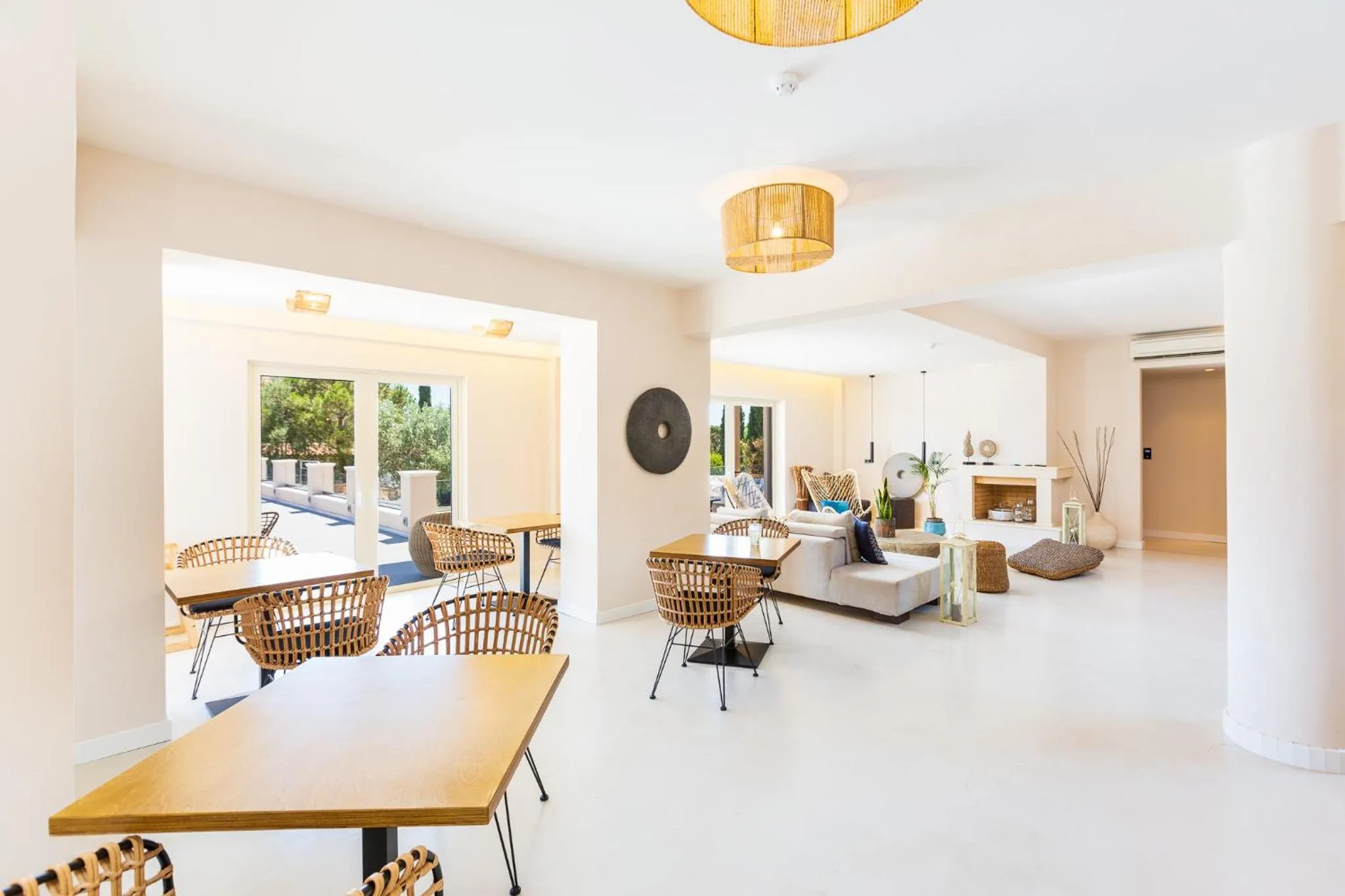 Restaurant/places to eat in 180 South Seaside Hotel