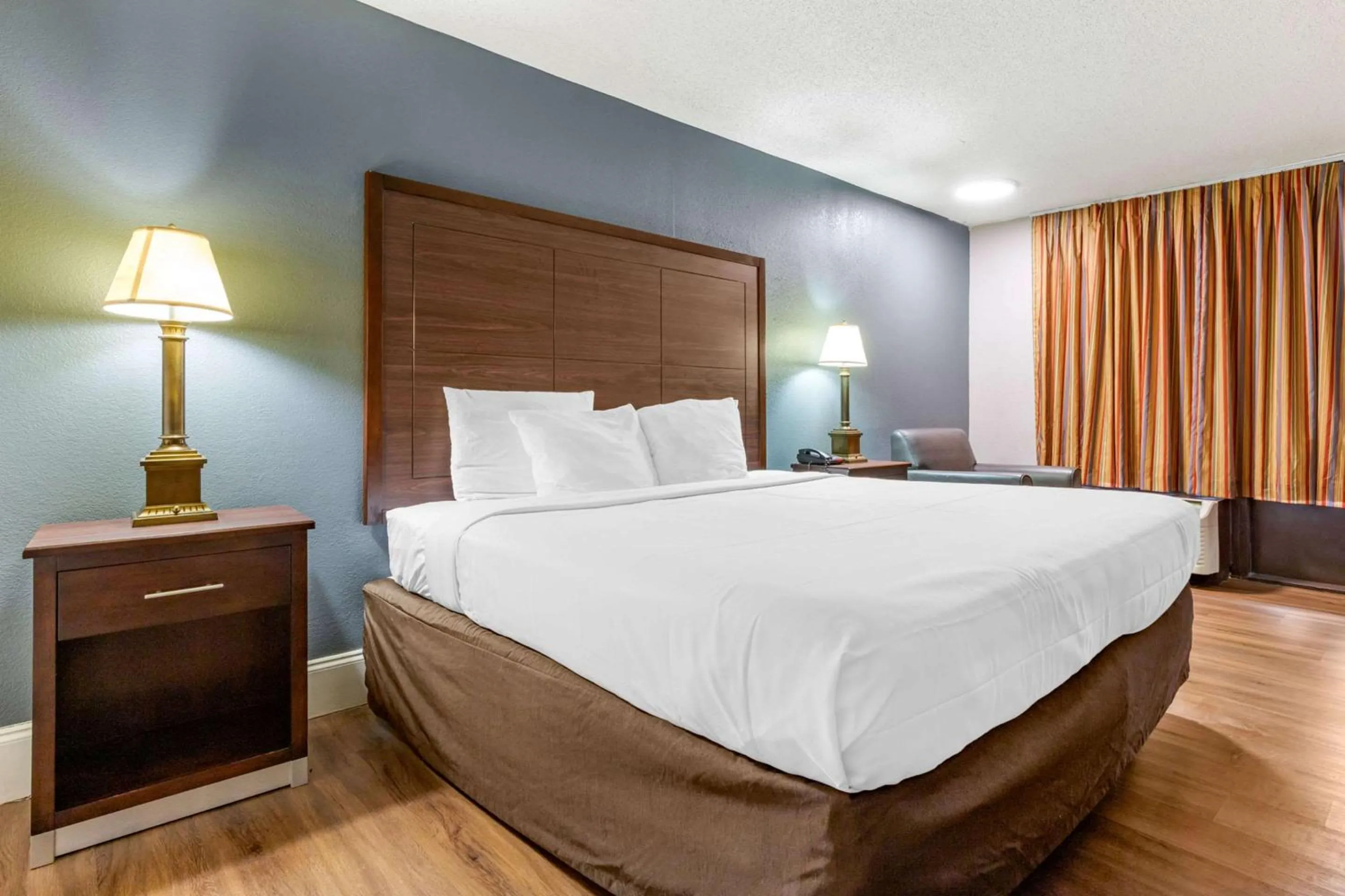 Photo of the whole room, Bed in Econo Lodge Rock Hill Northeast