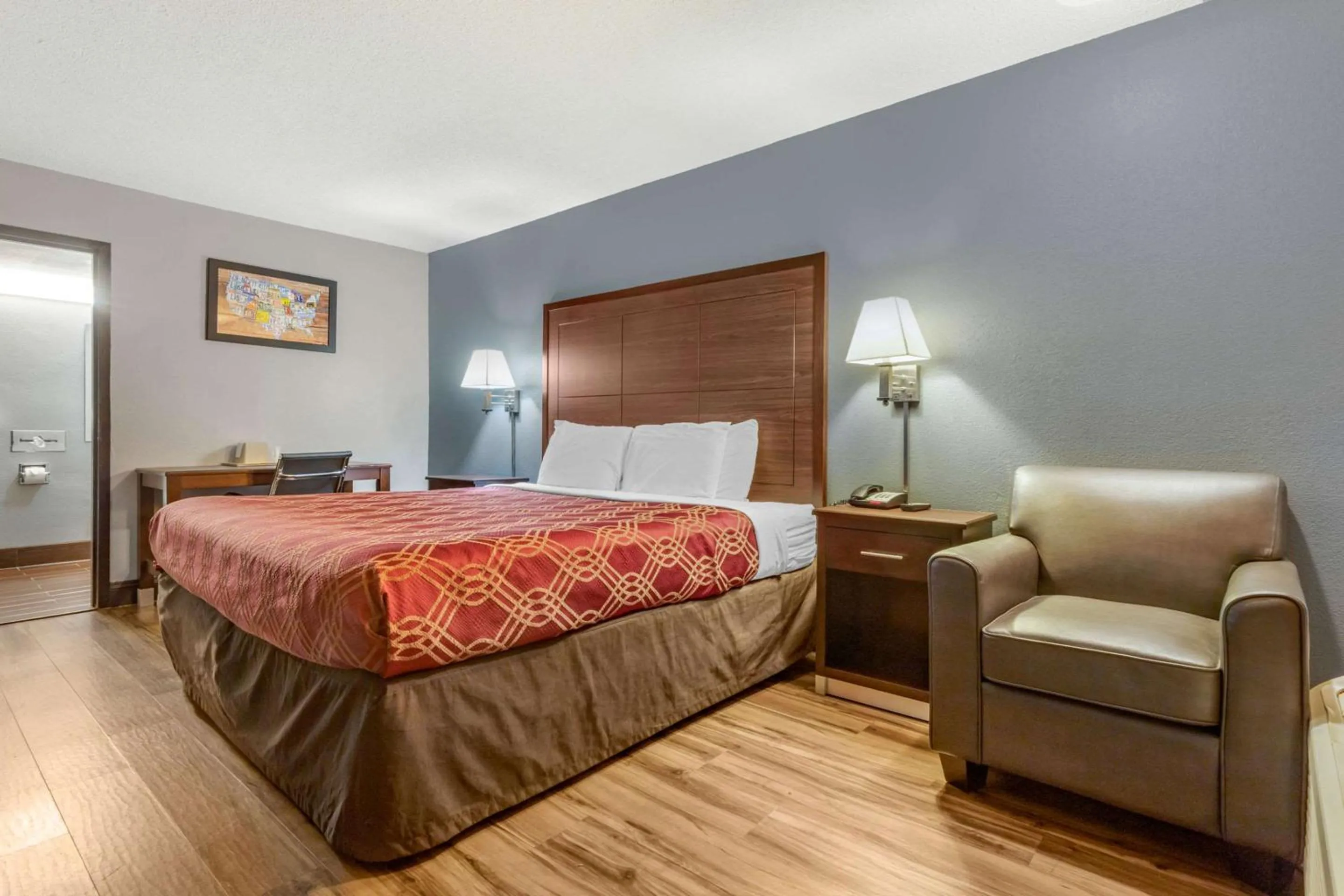 Photo of the whole room, Bed in Econo Lodge Rock Hill Northeast