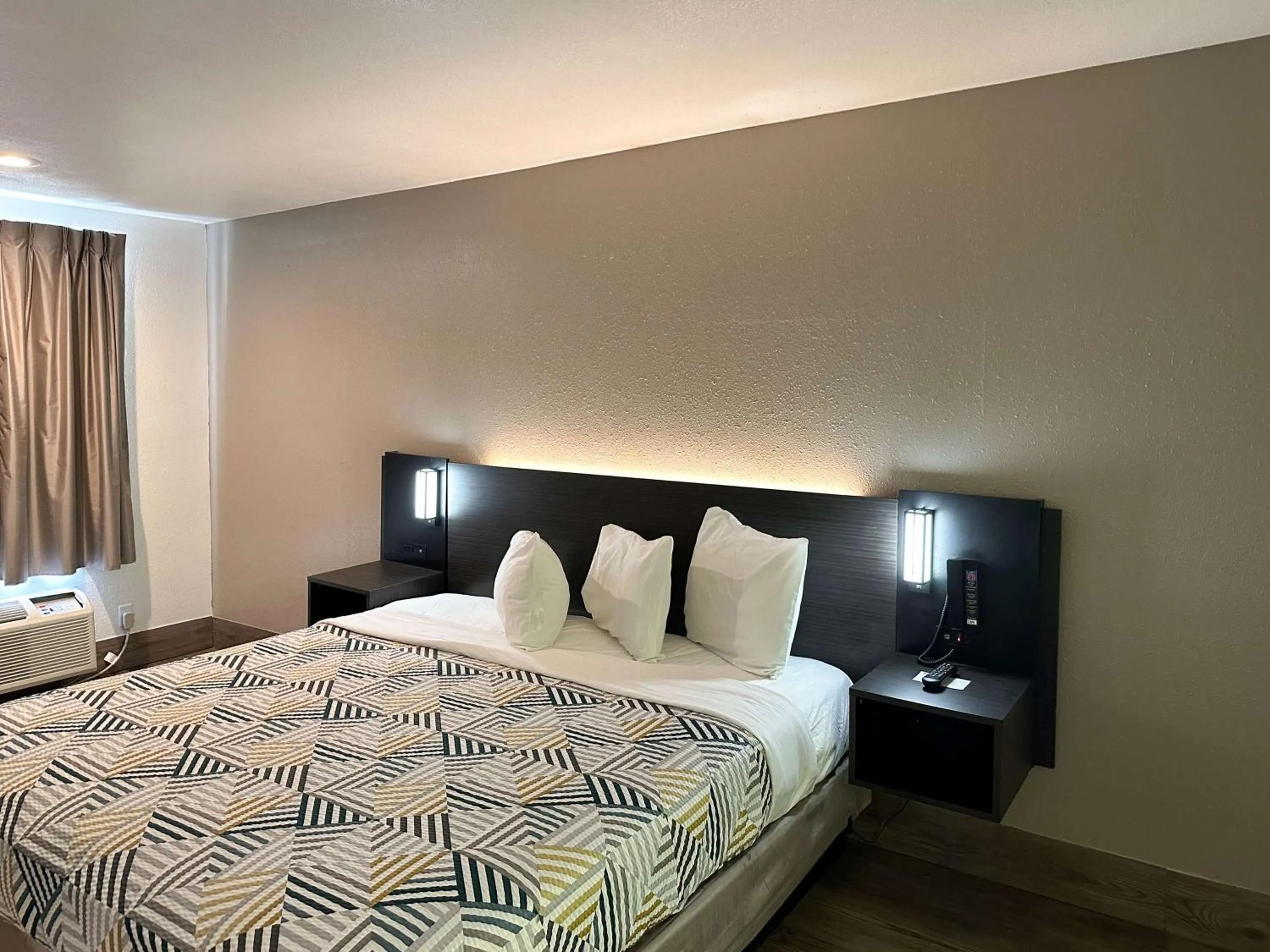 Bedroom, Bed in Motel 6-Pooler, GA - Savannah Airport