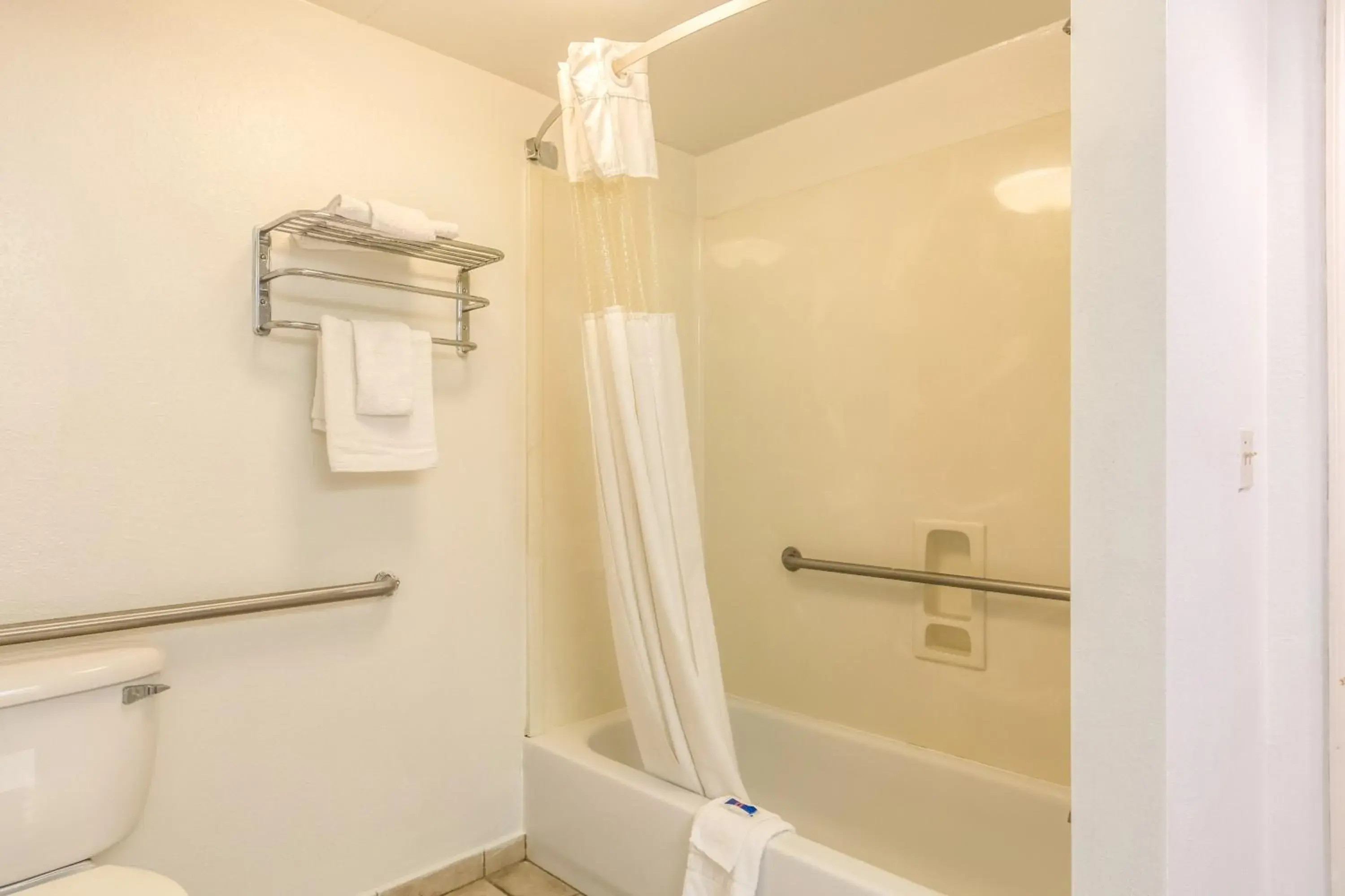 King Room - Disability Access - Non-Smoking in Motel 6-Pooler, GA - Savannah Airport King Room - Disability Access - Non-Smoking in Motel 6-Pooler, GA - Savannah Airport