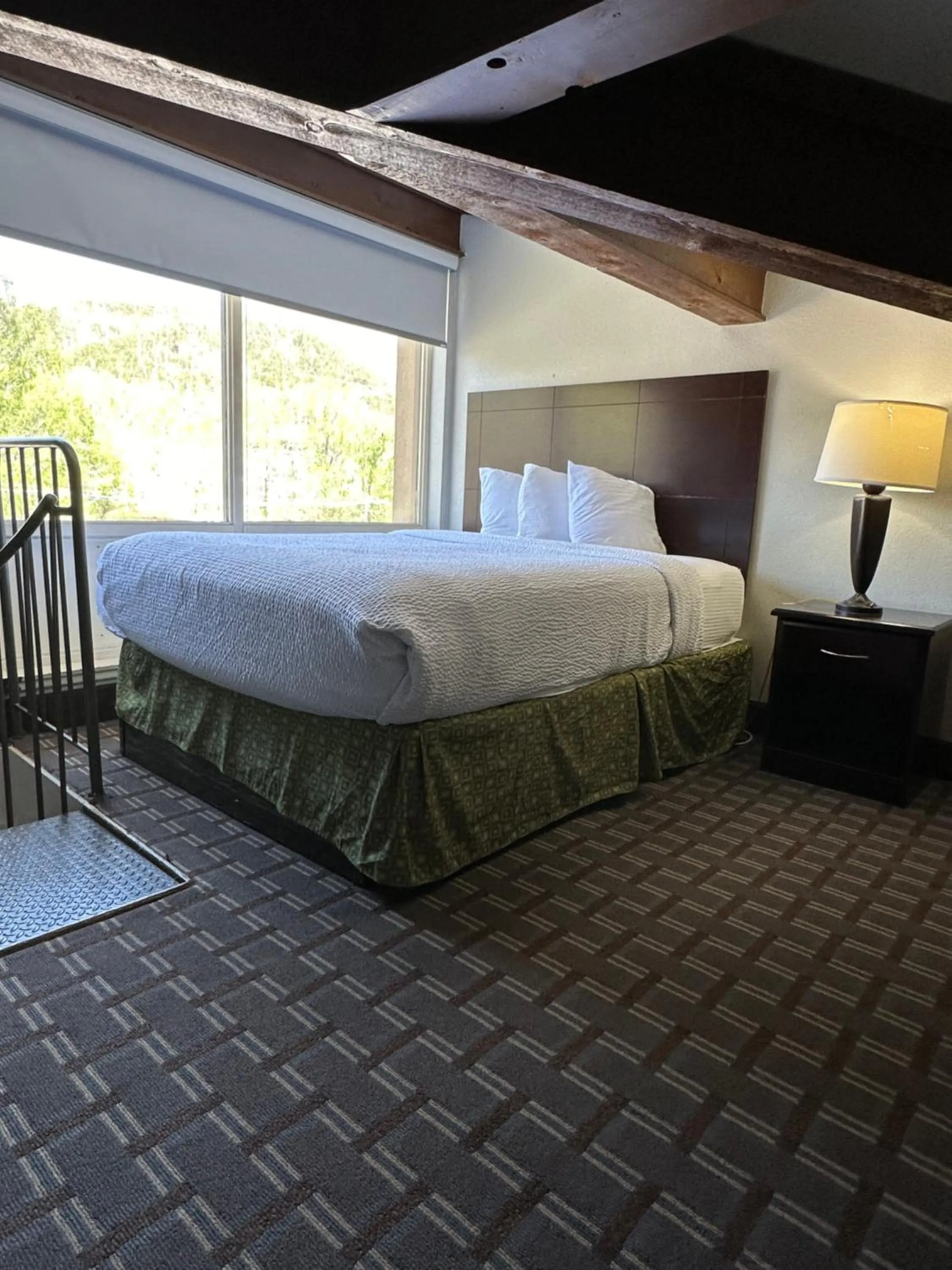 Bed in Days Inn & Suites by Wyndham Downtown Gatlinburg Parkway