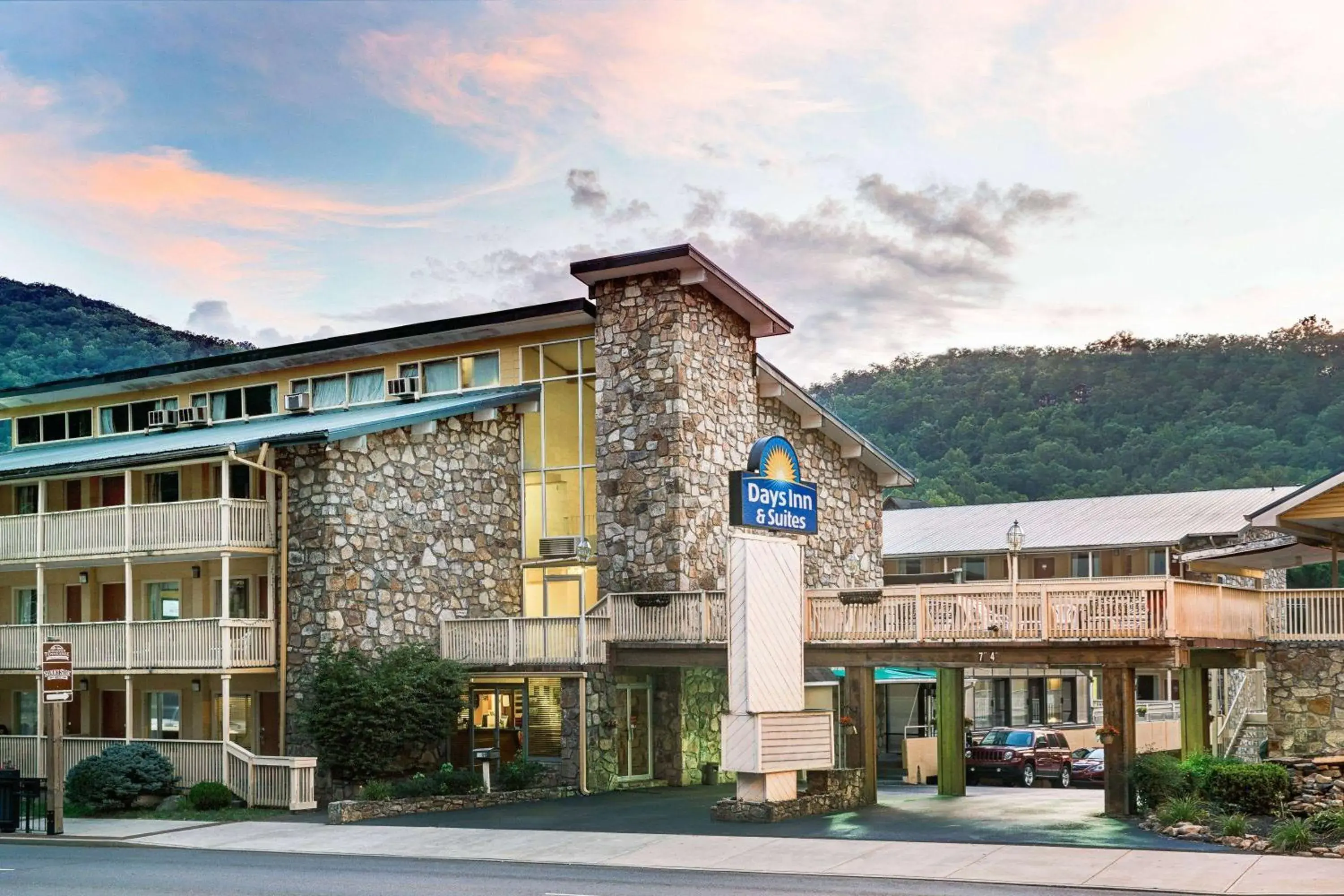 Property building in Days Inn & Suites by Wyndham Downtown Gatlinburg Parkway Property building in Days Inn & Suites by Wyndham Downtown Gatlinburg Parkway