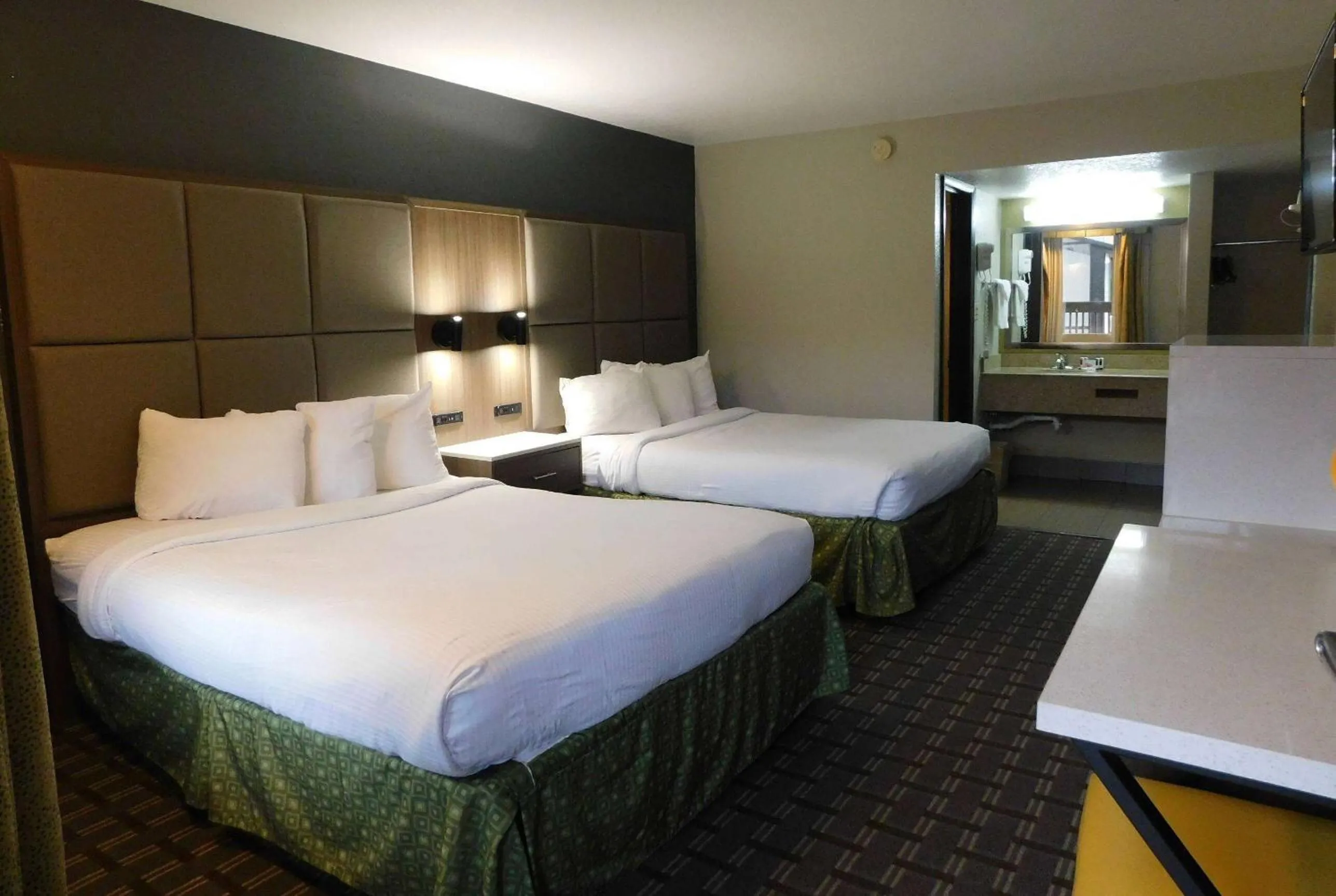 Photo of the whole room, Bed in Days Inn & Suites by Wyndham Downtown Gatlinburg Parkway