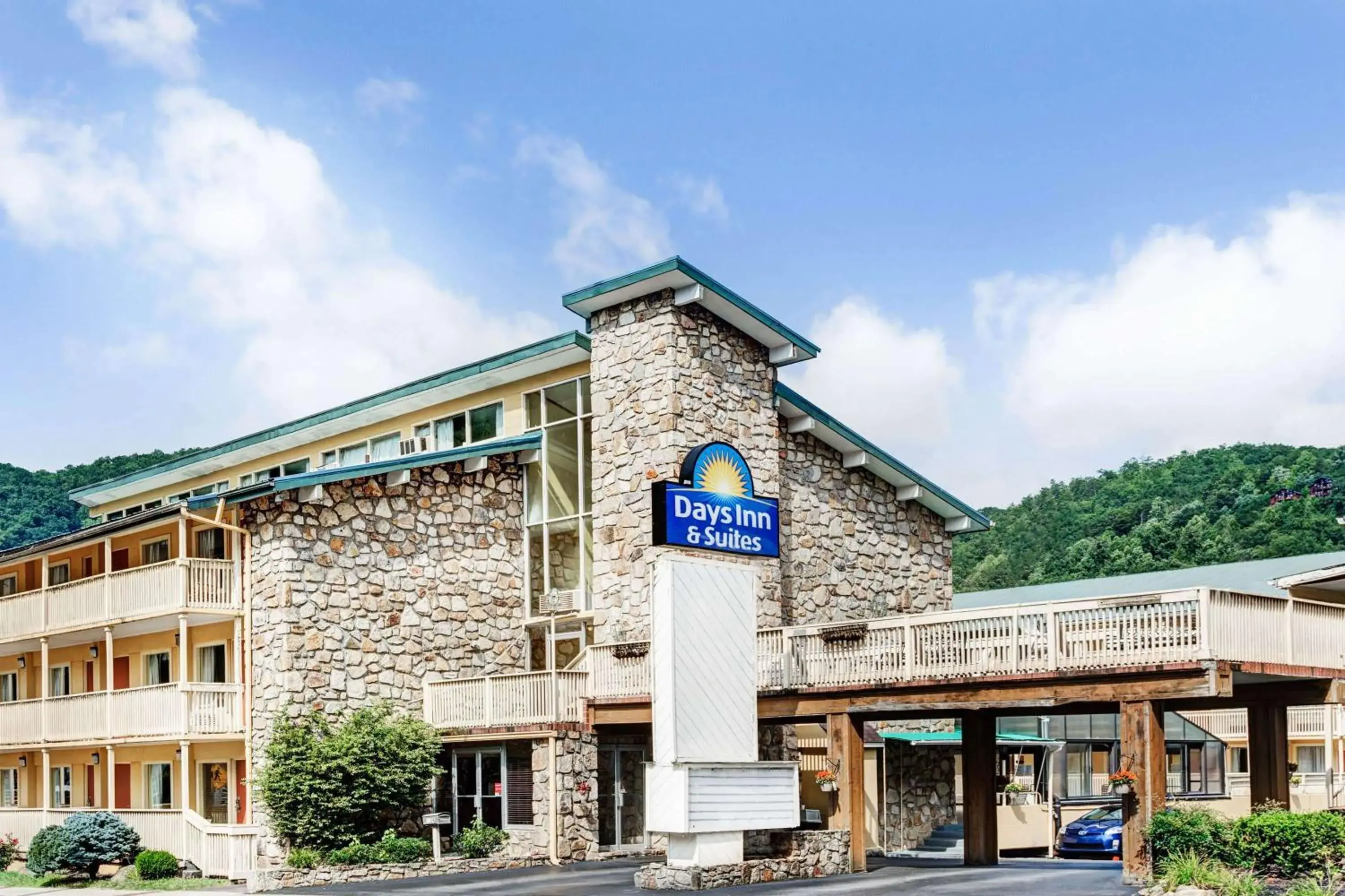 Property building in Days Inn & Suites by Wyndham Downtown Gatlinburg Parkway Property building in Days Inn & Suites by Wyndham Downtown Gatlinburg Parkway