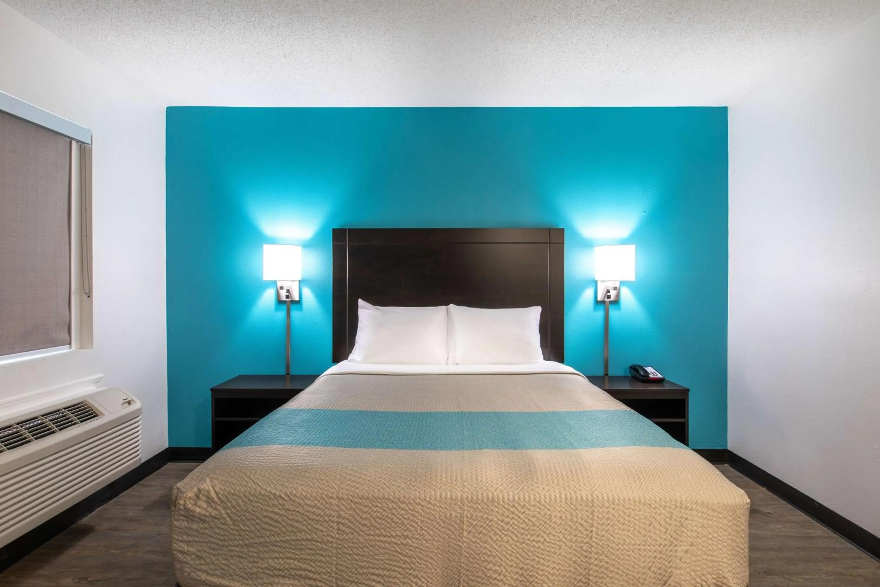 Queen Room - Smoking in Motel 6-Greenville, SC - I-85 Near Downtown