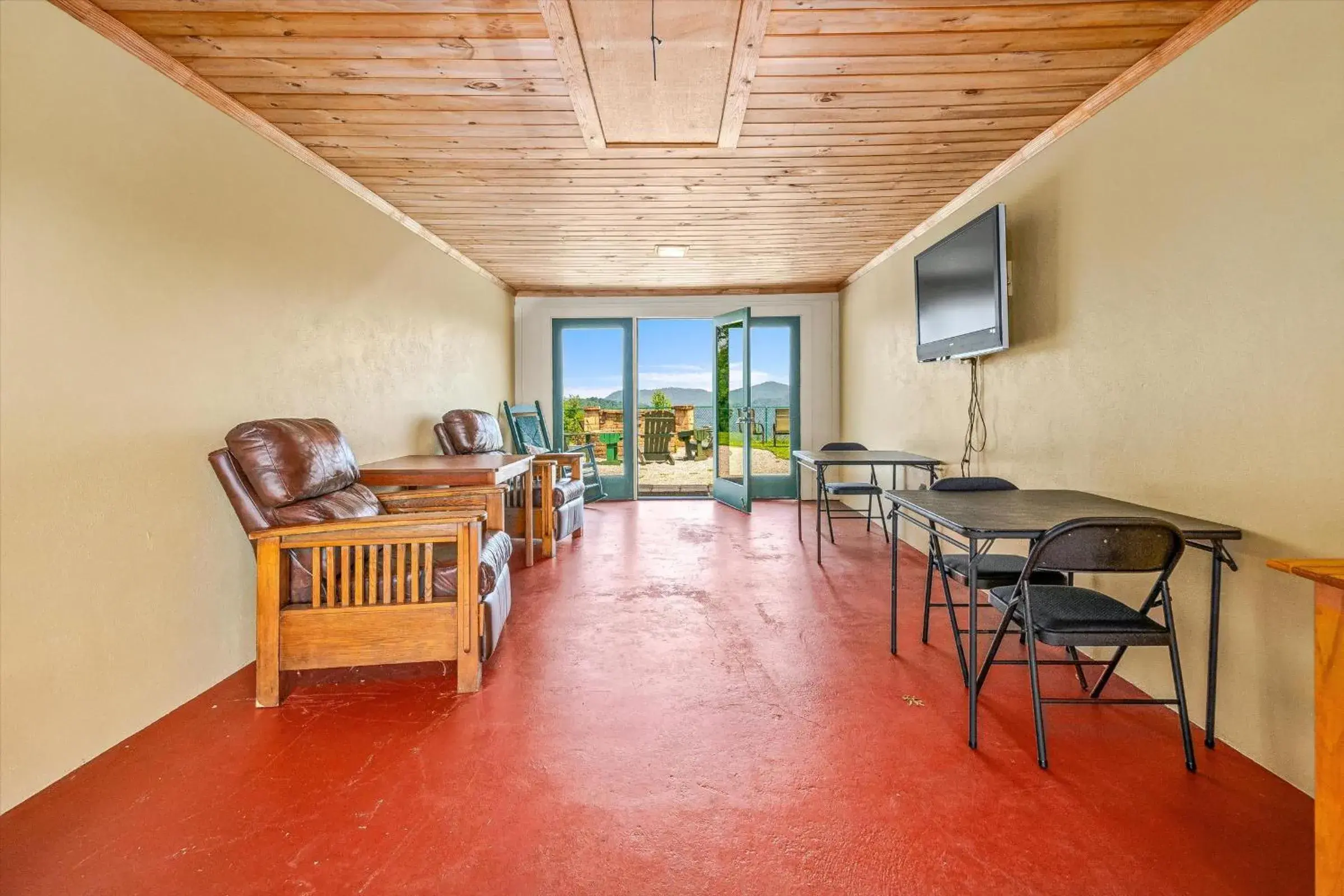 Communal lounge/ TV room in Early Blue Motel Communal lounge/ TV room in Early Blue Motel