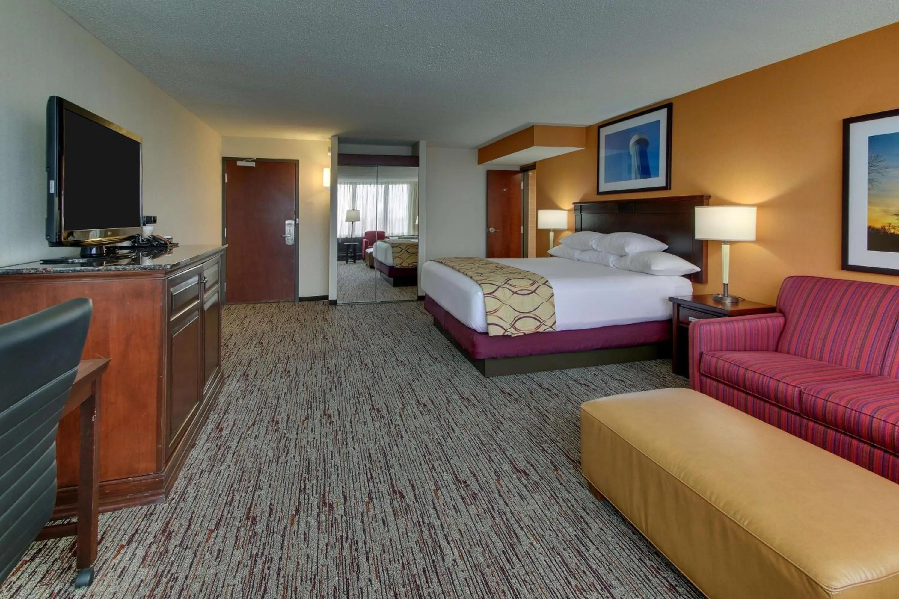 Photo of the whole room, Bed in Pear Tree Inn St. Louis - Arnold