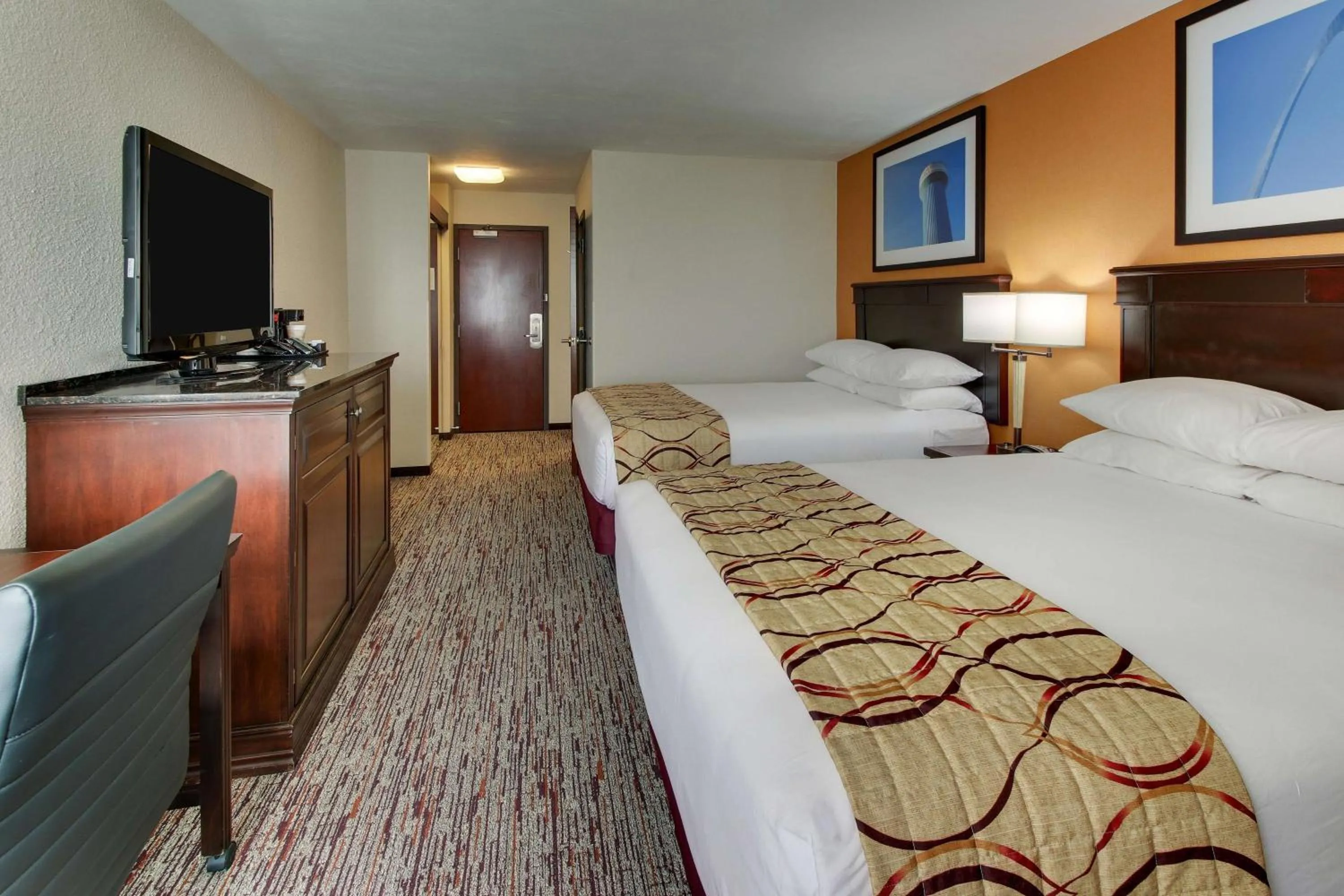 Photo of the whole room, Bed in Pear Tree Inn St. Louis - Arnold