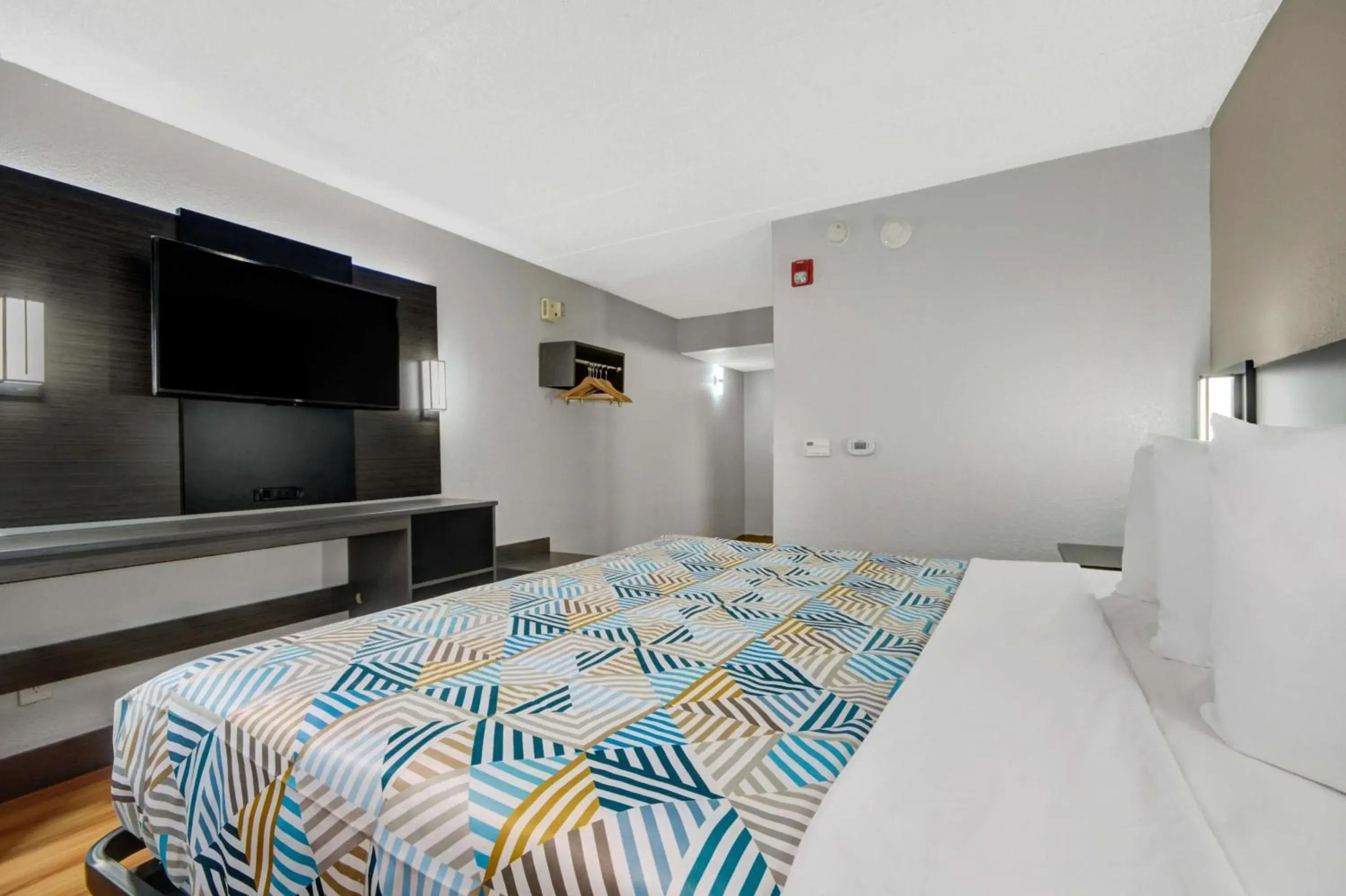 Bedroom, Bed in Motel 6-York, PA - North Bedroom, Bed in Motel 6-York, PA - North