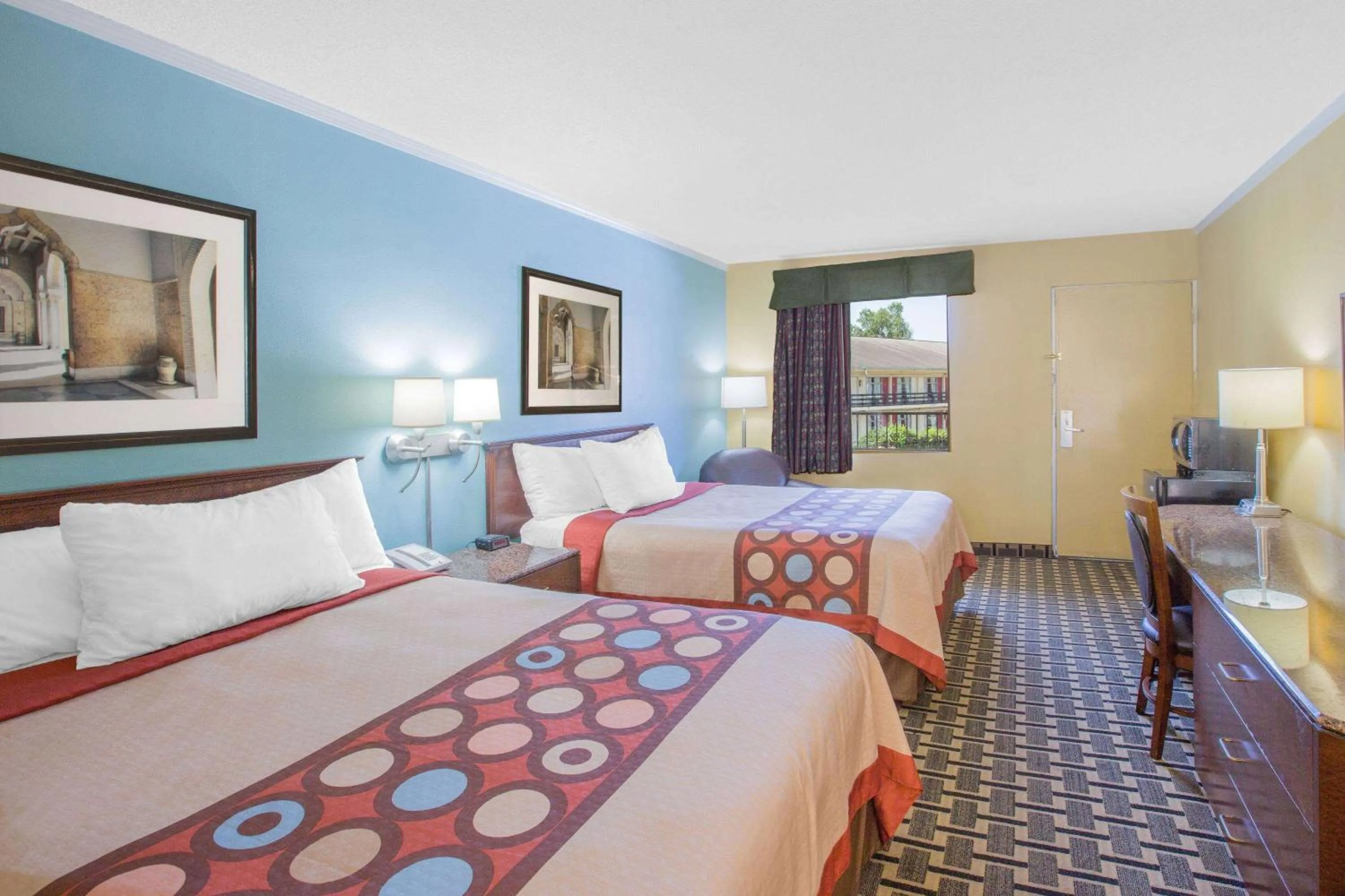 Photo of the whole room, Bed in Super 8 by Wyndham Jasper
