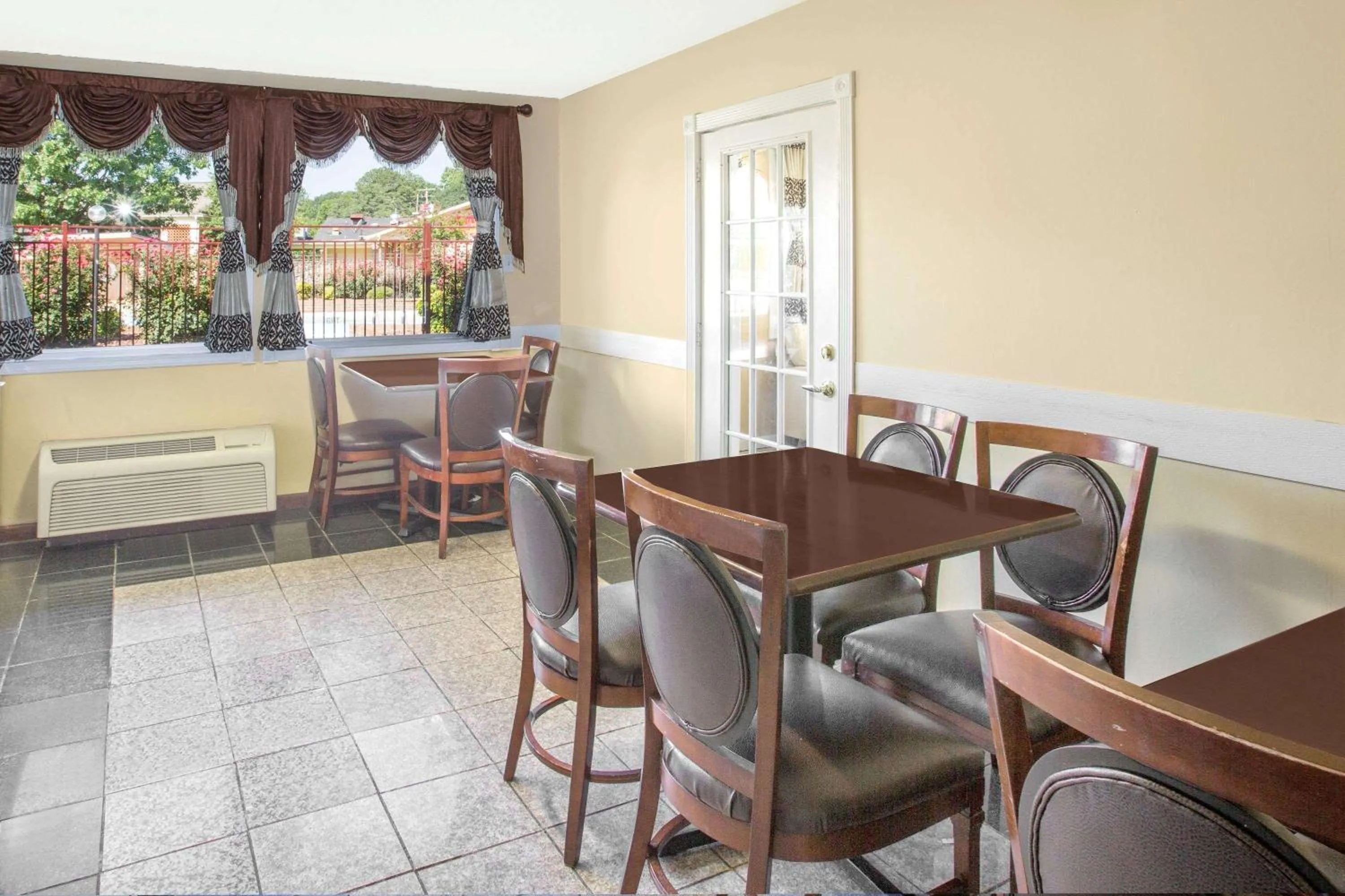 Restaurant/places to eat in Super 8 by Wyndham Jasper