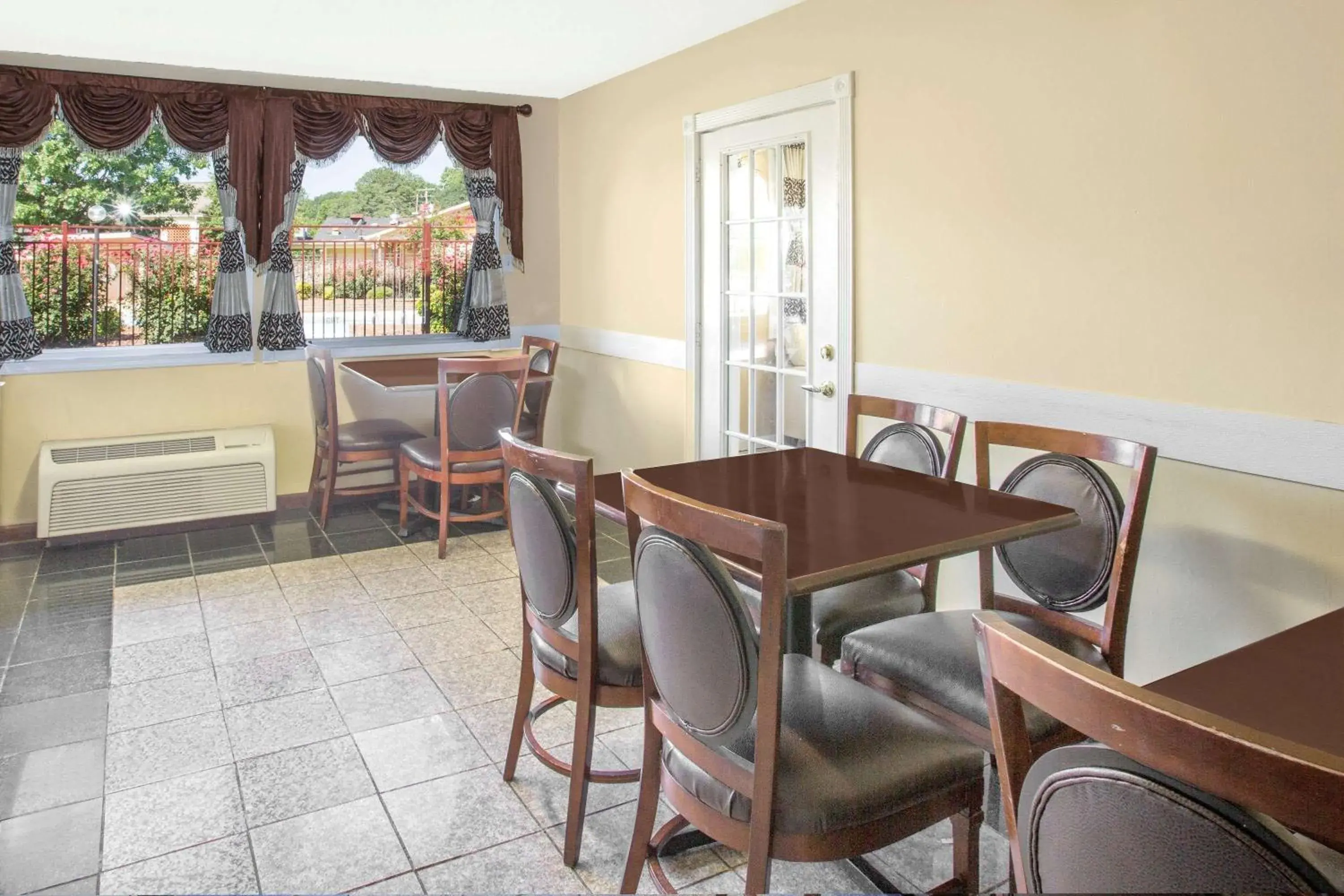 Restaurant/places to eat in Super 8 by Wyndham Jasper Restaurant/places to eat in Super 8 by Wyndham Jasper