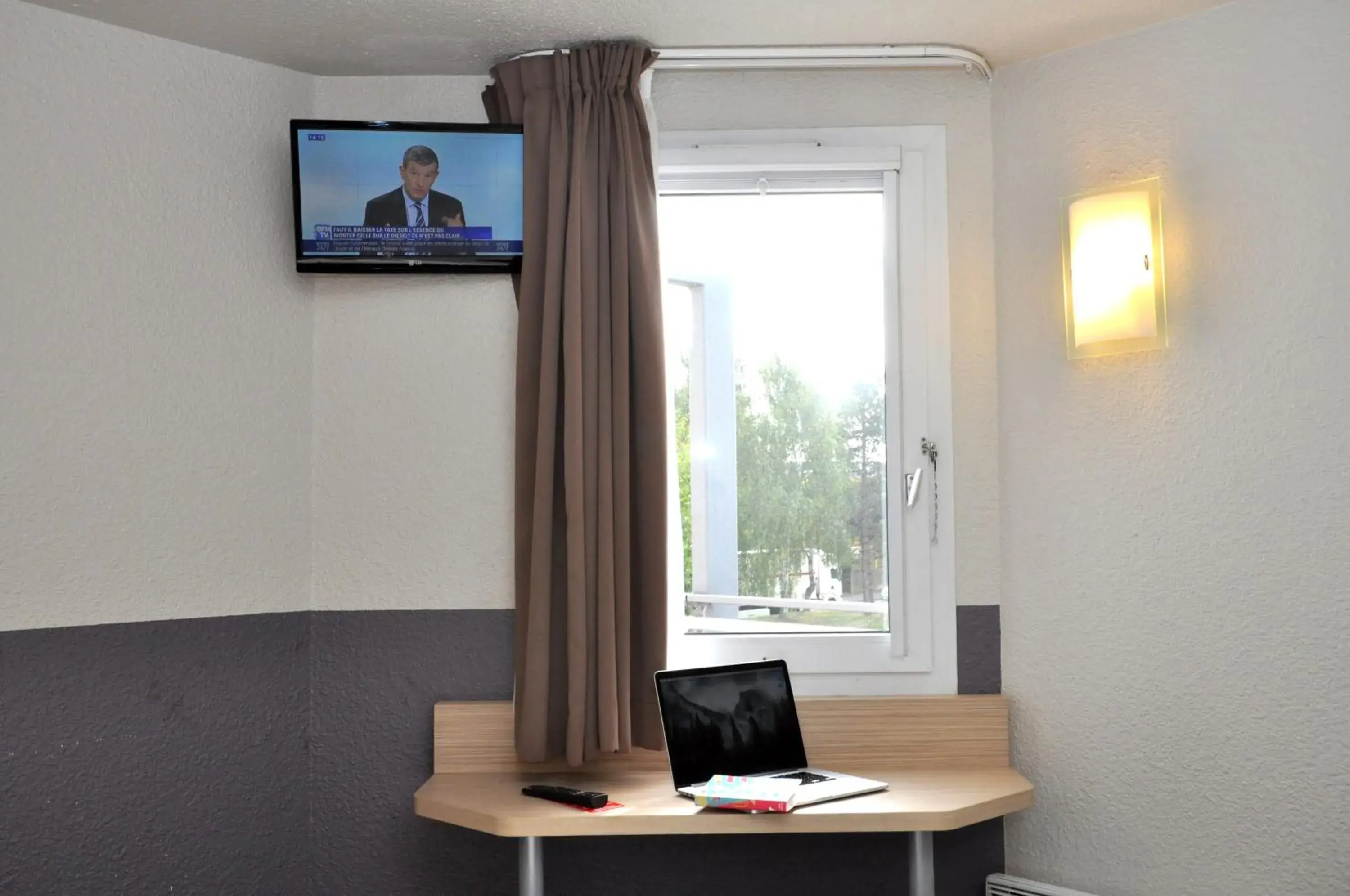 Bedroom in B Hotel Caen Mondeville Bedroom in B Hotel Caen Mondeville