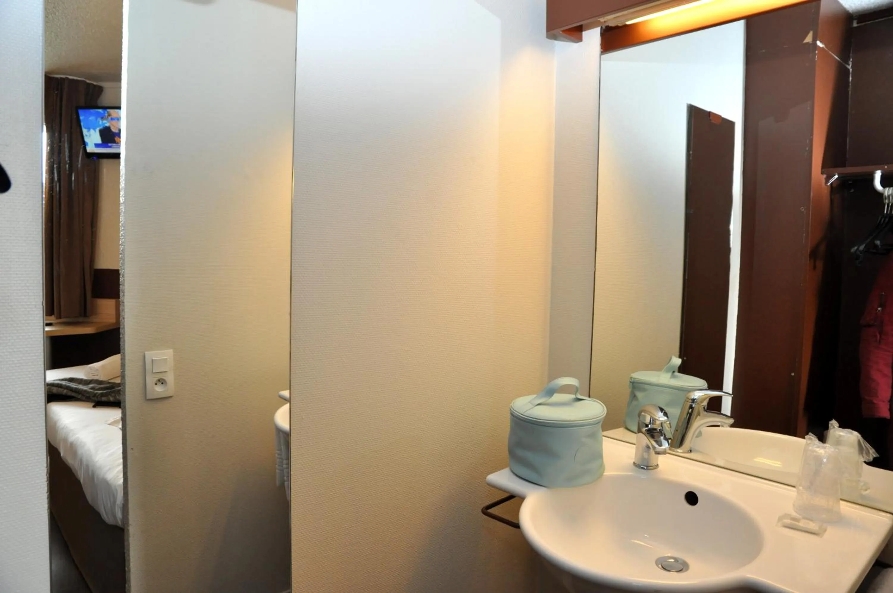 Bathroom in B Hotel Caen Mondeville