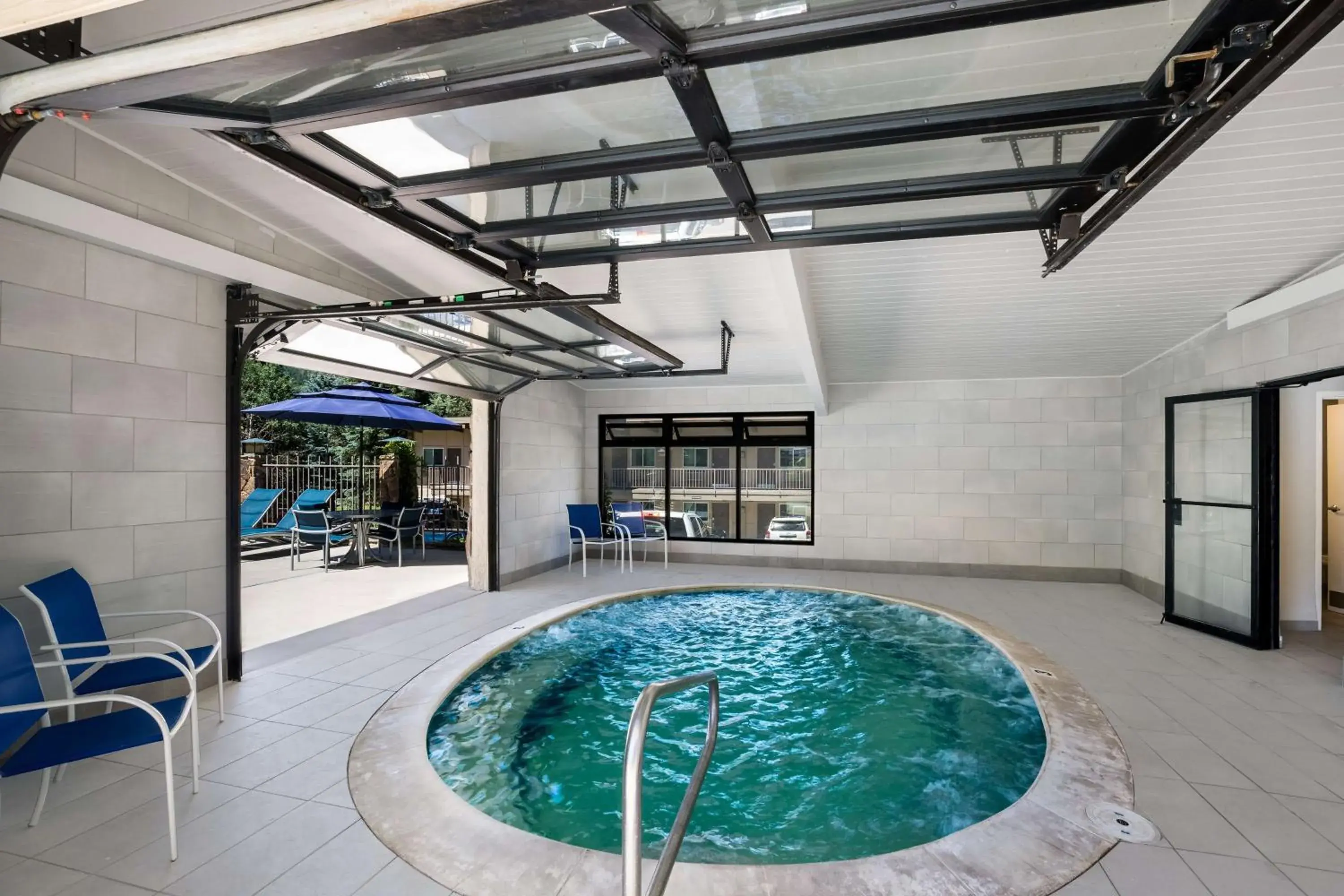 Pool view in Best Western Antlers at Glenwood Springs Pool view in Best Western Antlers at Glenwood Springs