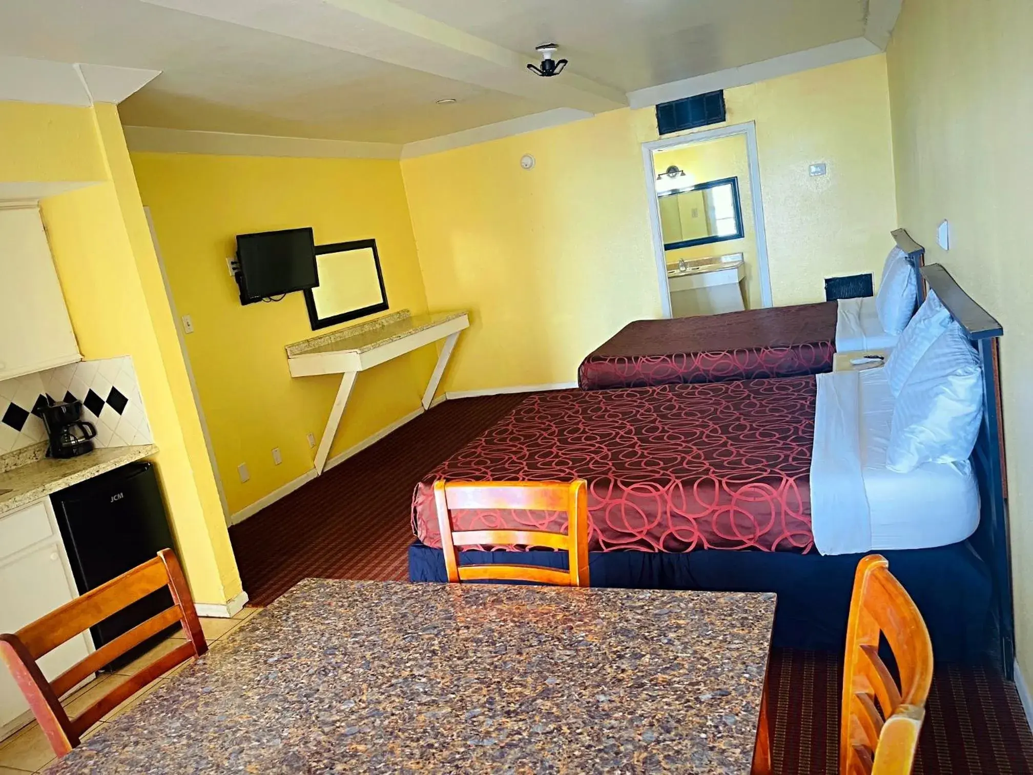Queen Room with Two Queen Beds with Kitchenette in Sea Shell Inn on the Beach Queen Room with Two Queen Beds with Kitchenette in Sea Shell Inn on the Beach