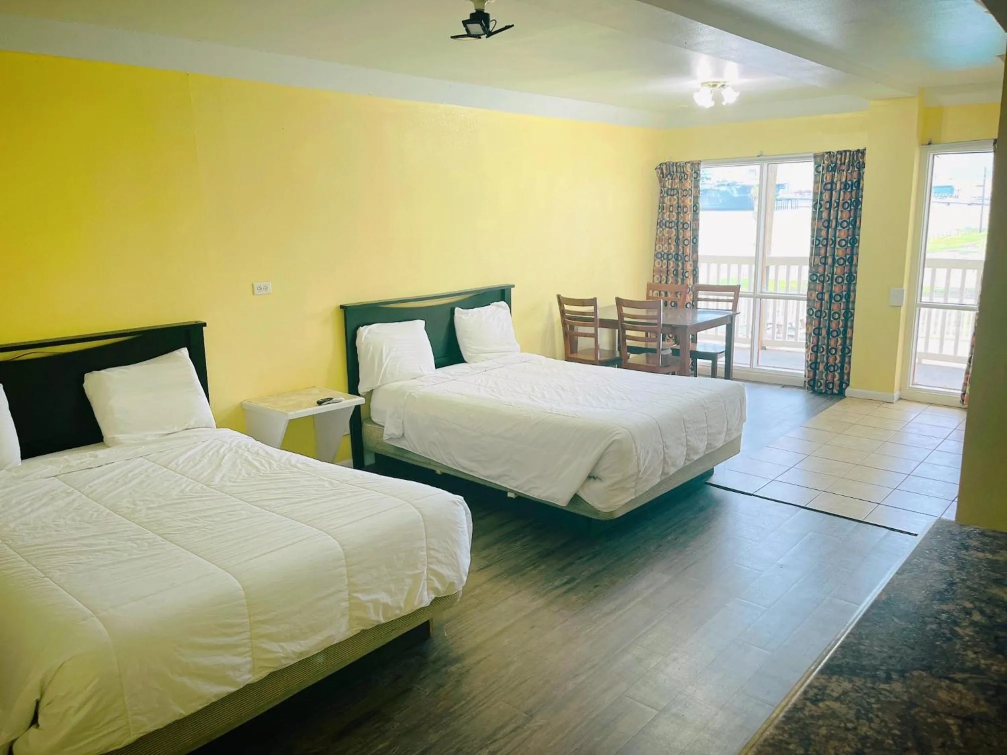 Photo of the whole room, Bed in Sea Shell Inn on the Beach
