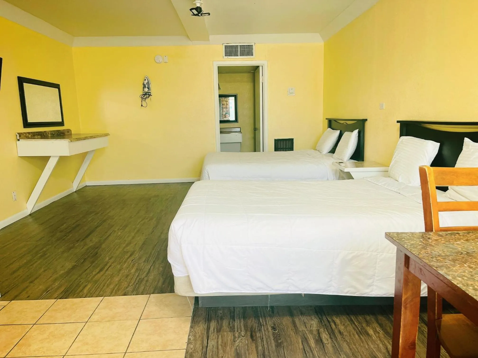 Photo of the whole room, Bed in Sea Shell Inn on the Beach