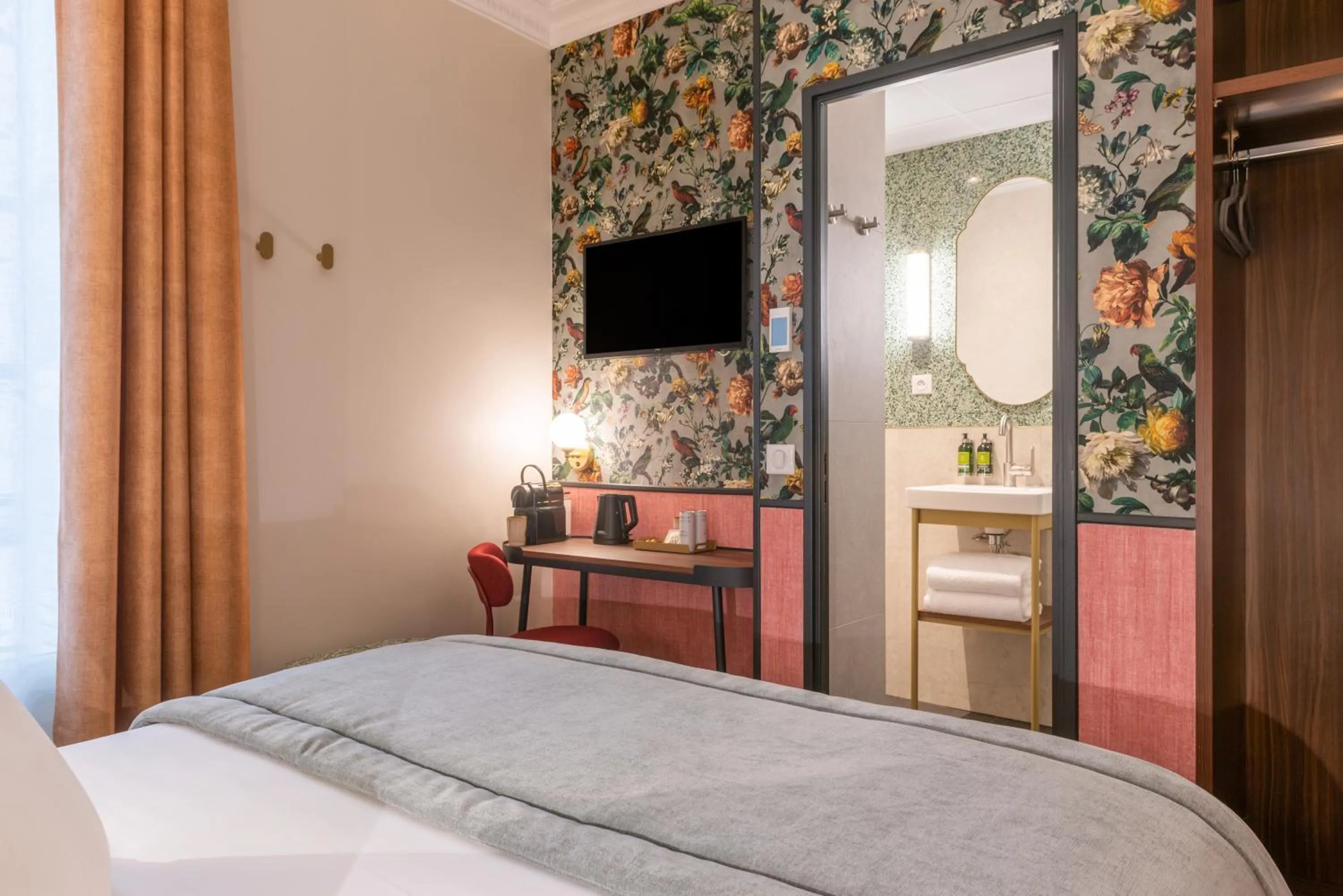 Bathroom, Bed in Hôtel Brittany