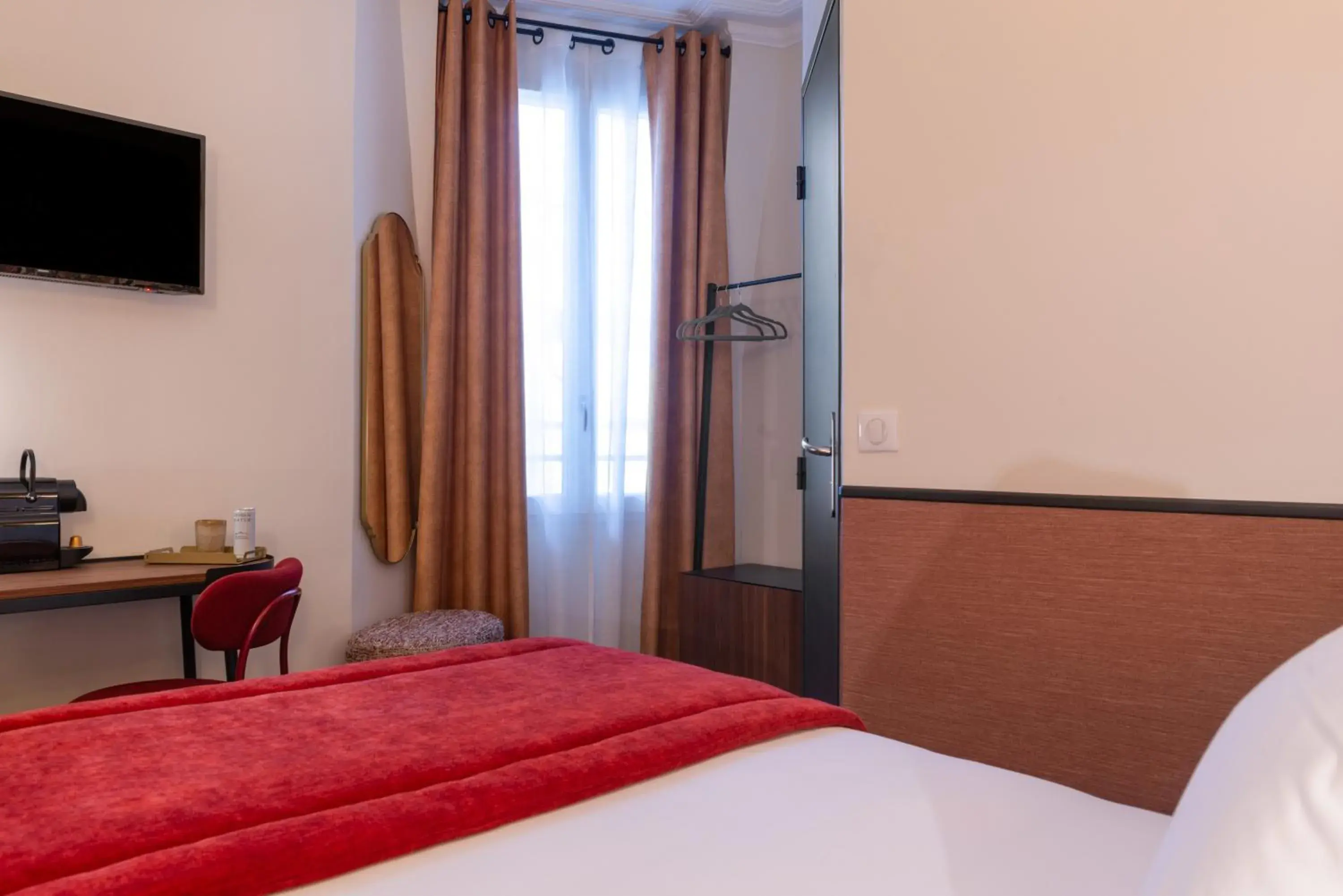 TV and multimedia, Bed in Hôtel Brittany TV and multimedia, Bed in Hôtel Brittany