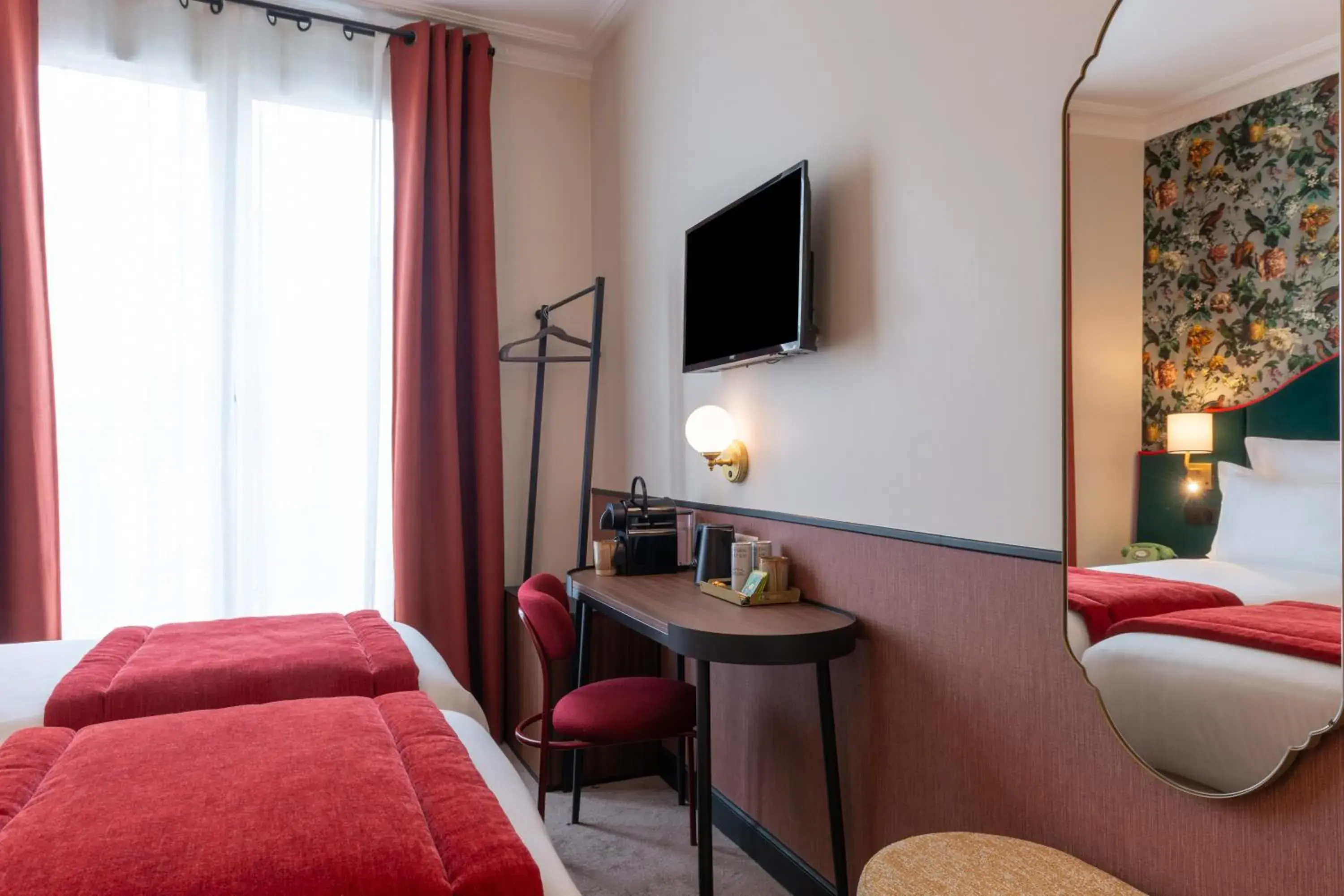 TV and multimedia, Bed in Hôtel Brittany TV and multimedia, Bed in Hôtel Brittany