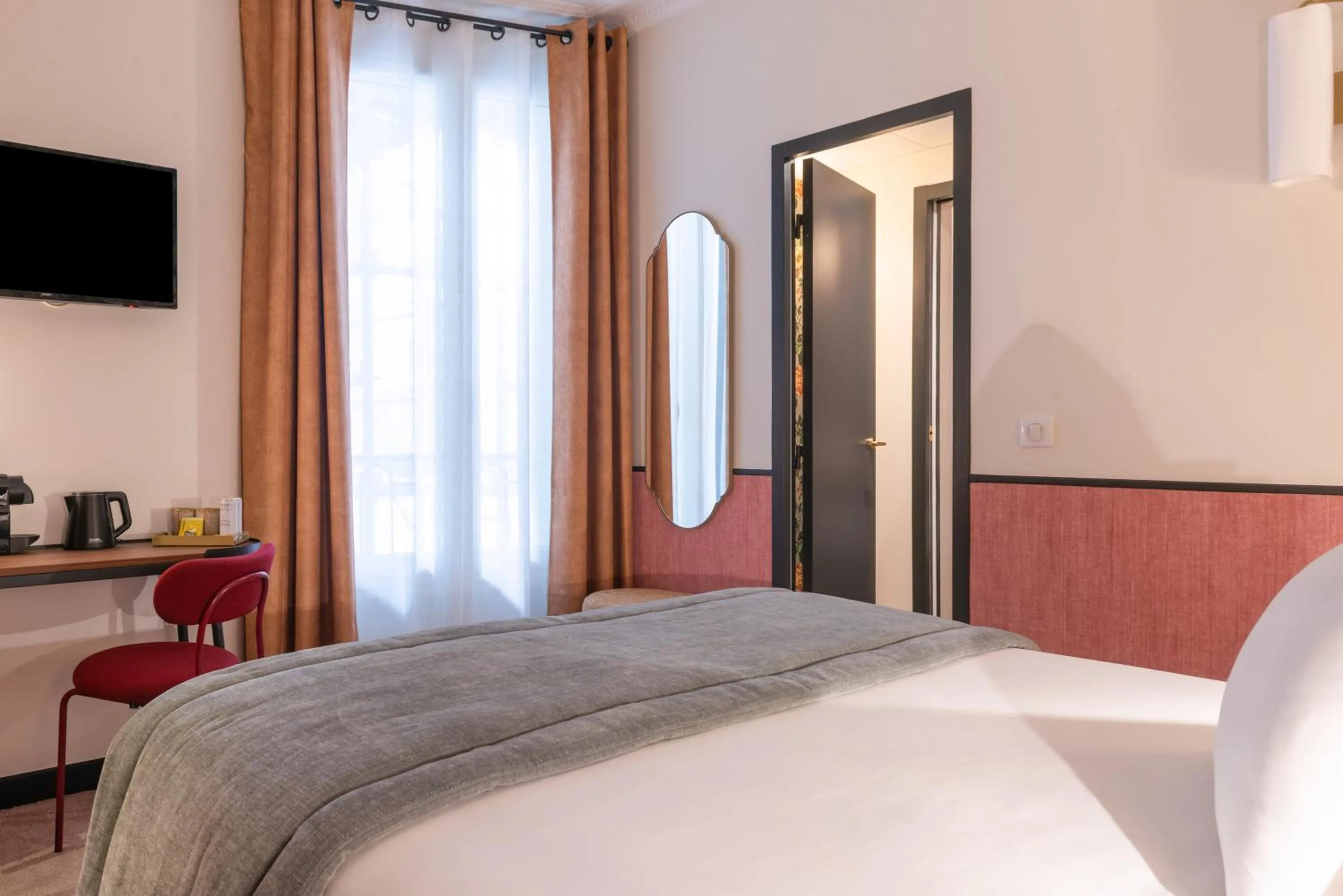 TV and multimedia, Bed in Hôtel Brittany