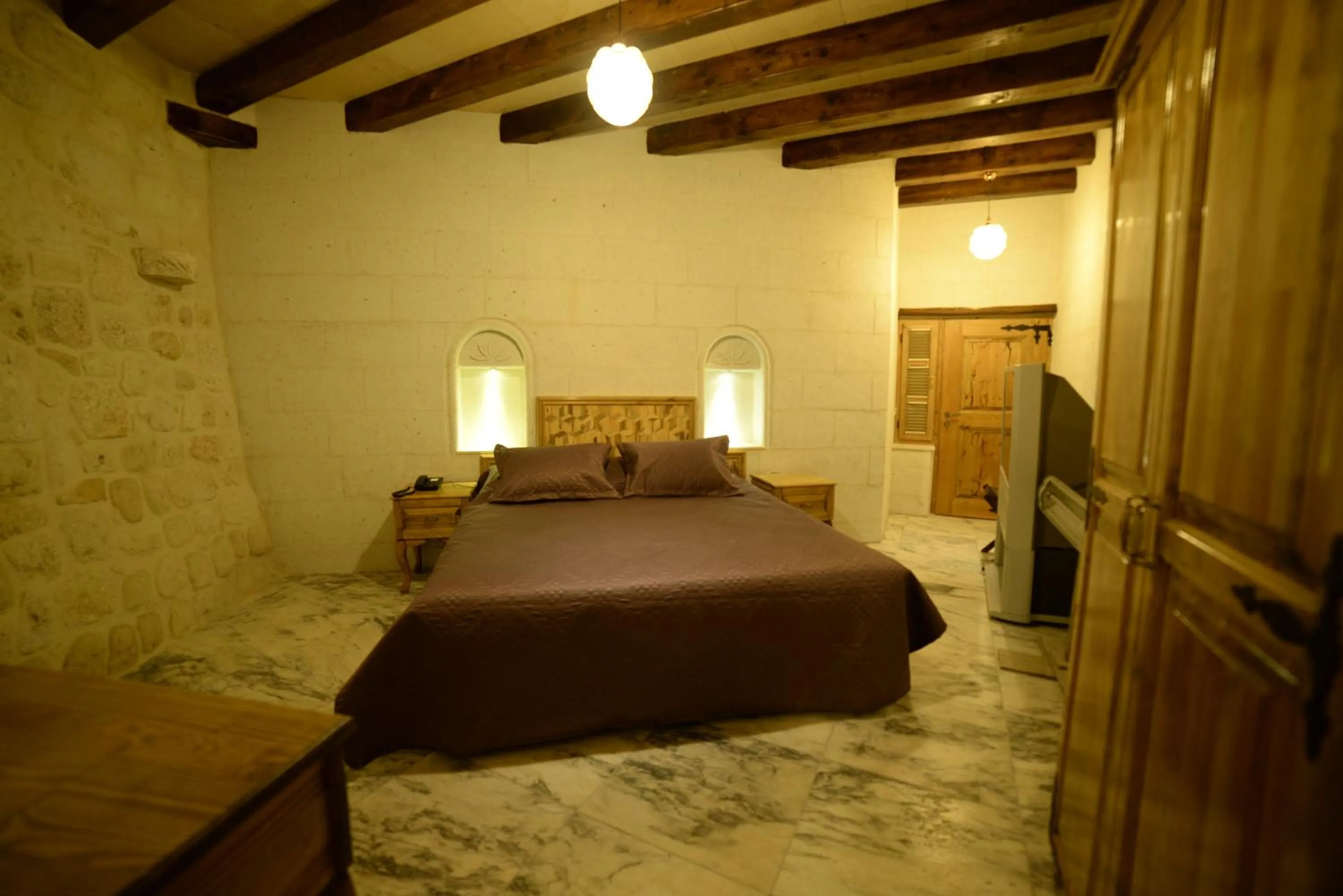 Bed in Crassus Cave Hotel