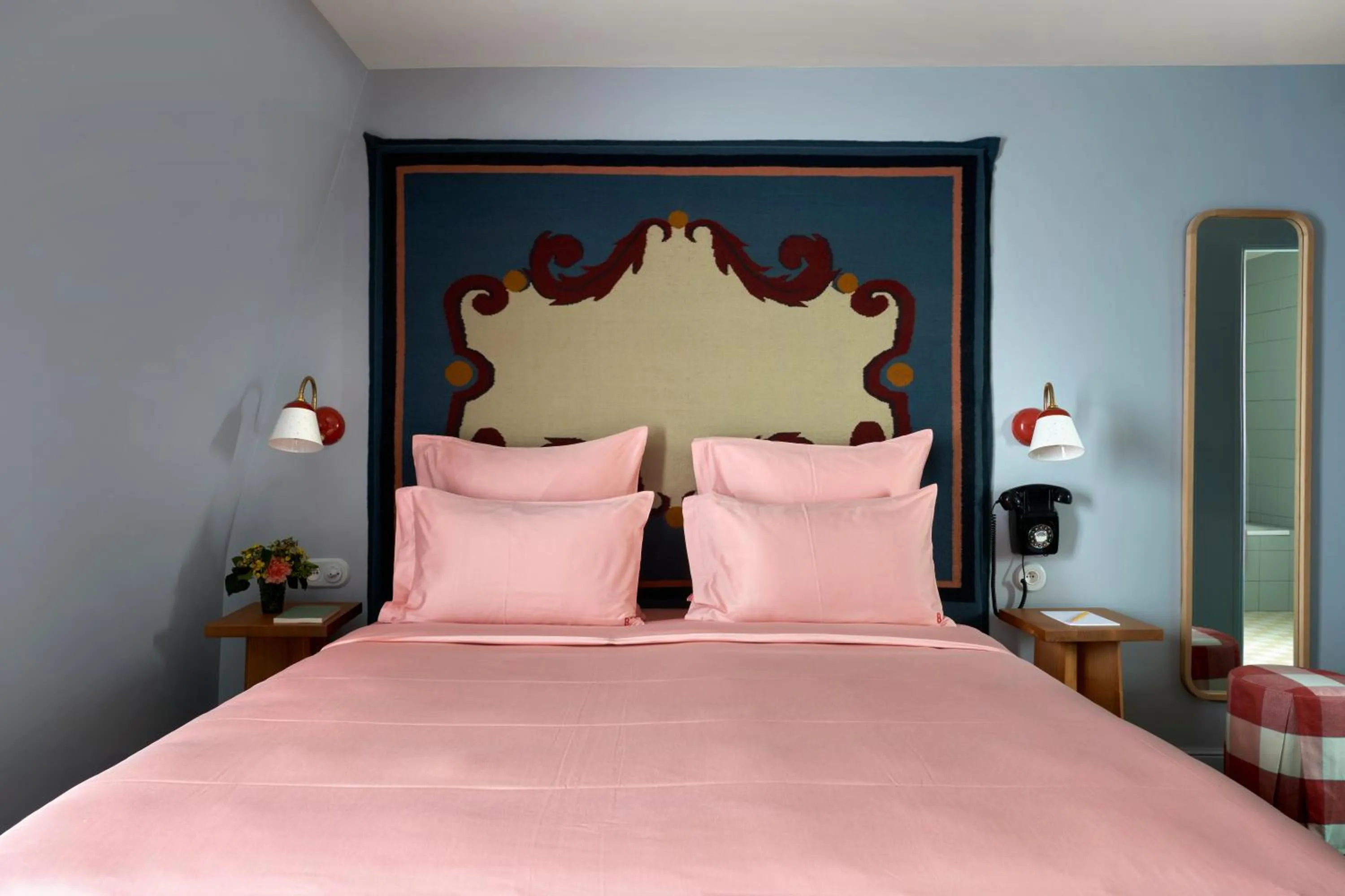 Bed in Hôtel de La Boétie