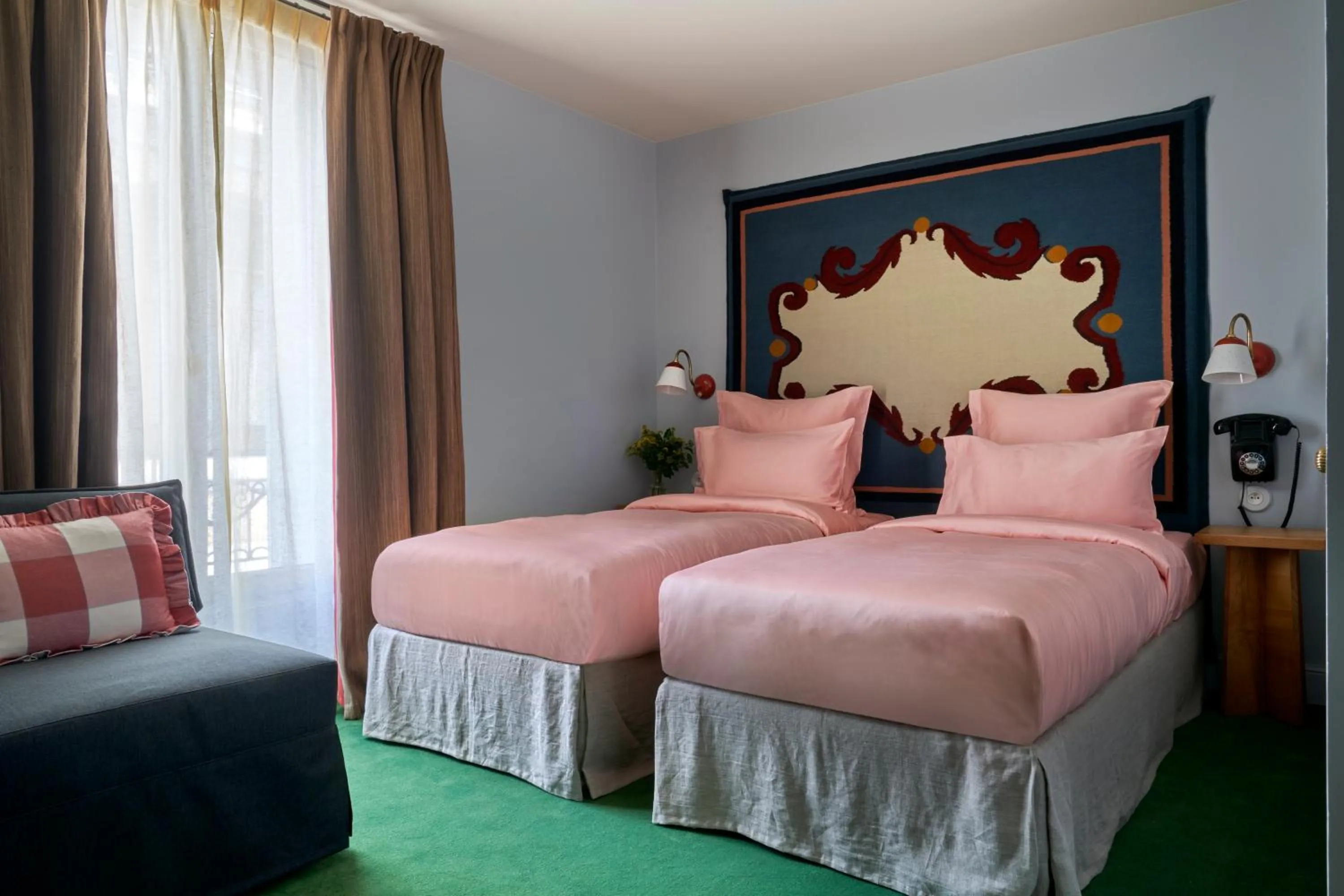 Photo of the whole room, Bed in Hôtel de La Boétie