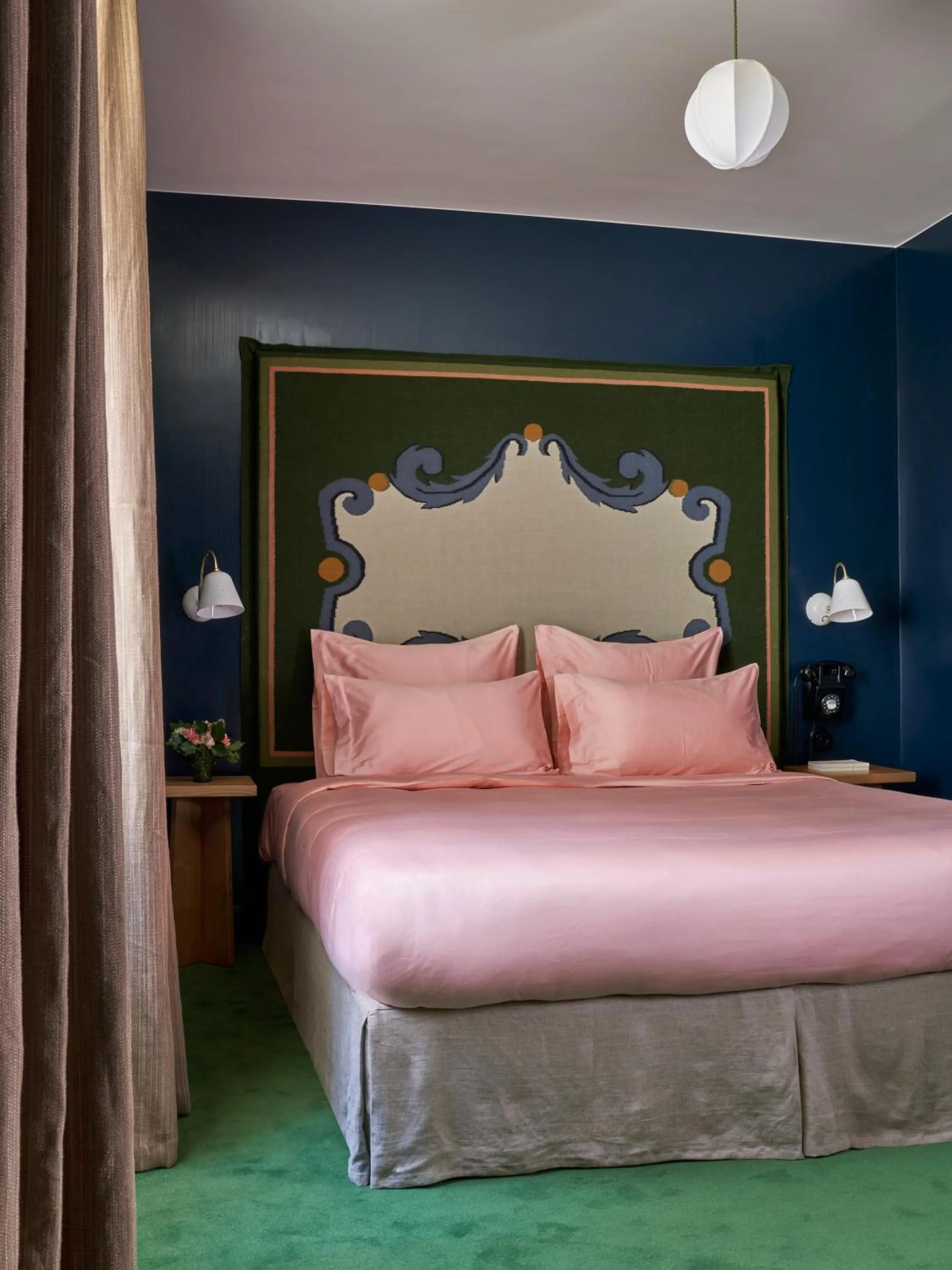 Photo of the whole room, Bed in Hôtel de La Boétie