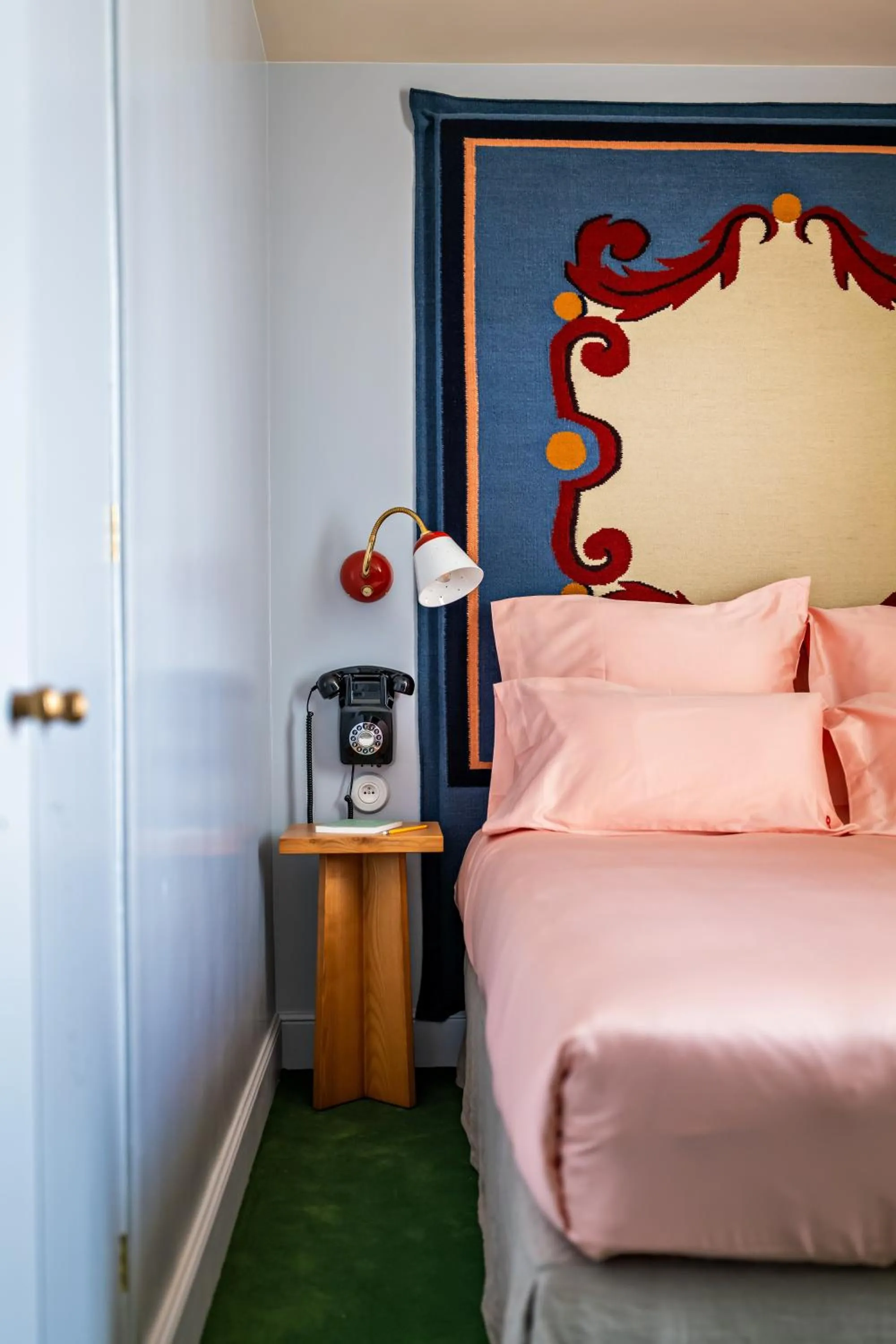 Bed in Hôtel de La Boétie