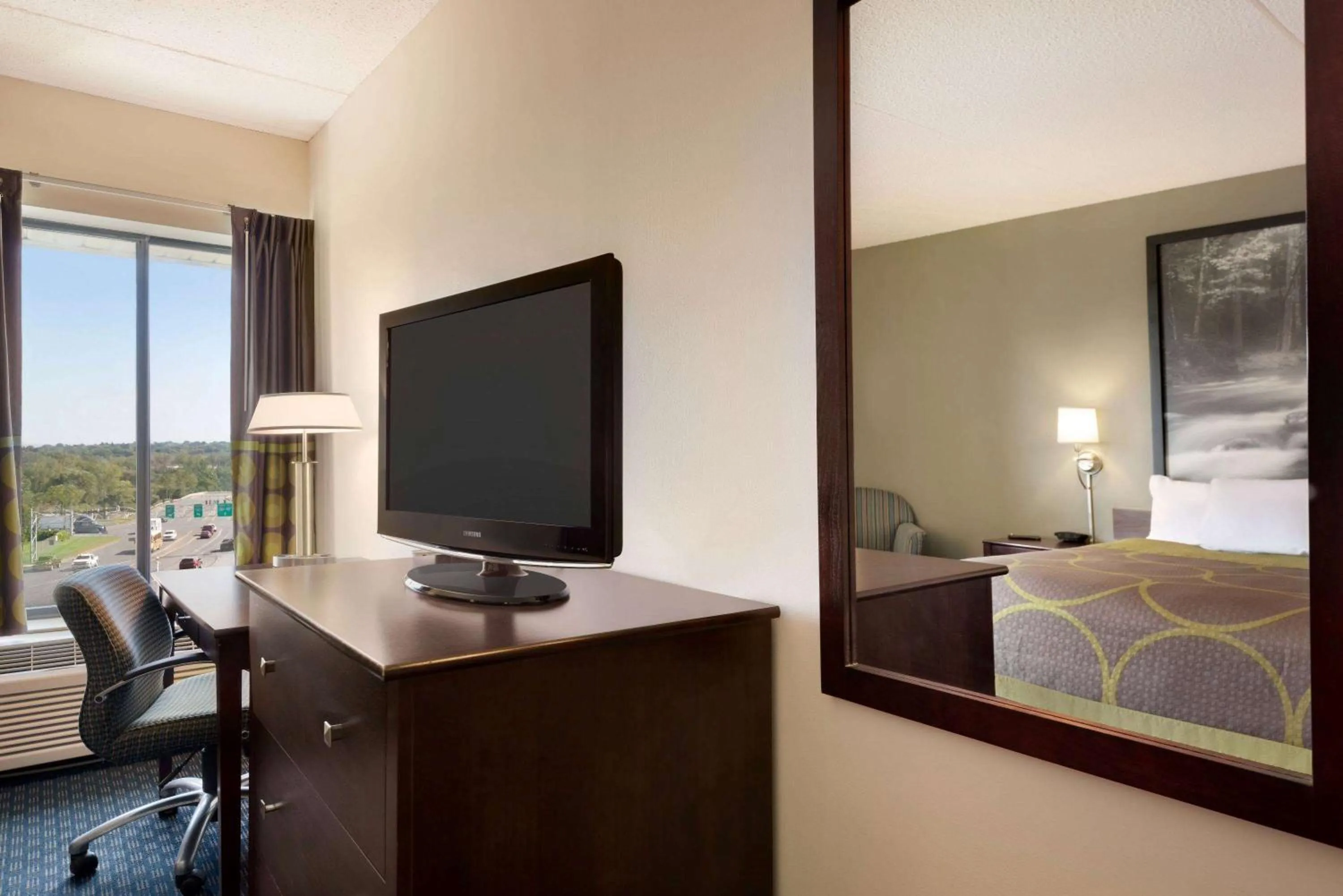 Photo of the whole room, Bed in Super 8 by Wyndham Liverpool/Syracuse North Airport