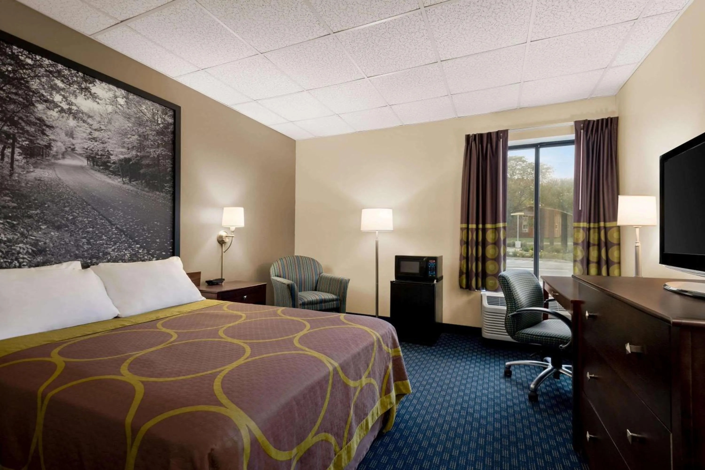 Photo of the whole room, Bed in Super 8 by Wyndham Liverpool/Syracuse North Airport