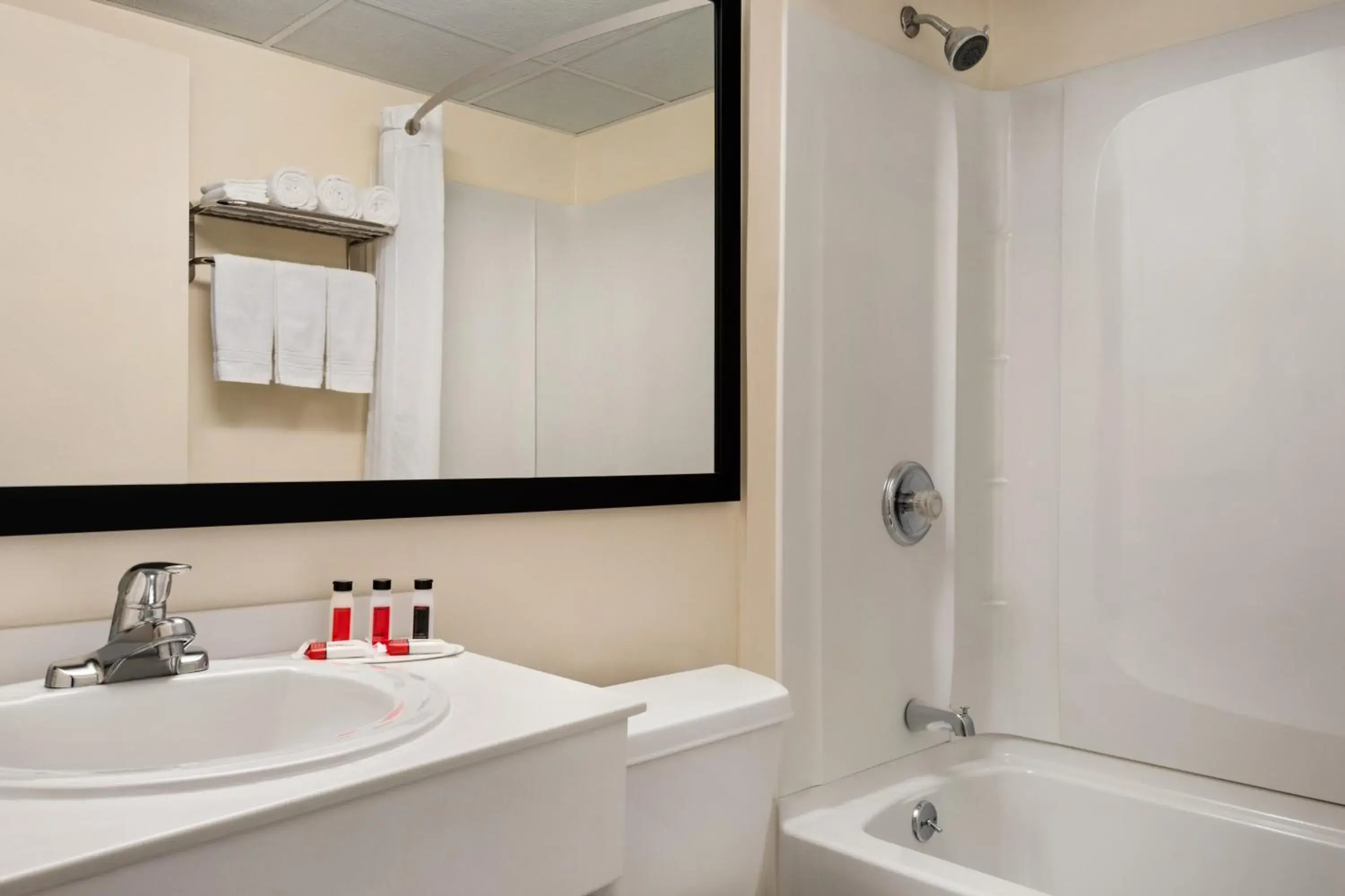 Bathroom in Super 8 by Wyndham Liverpool/Syracuse North Airport Bathroom in Super 8 by Wyndham Liverpool/Syracuse North Airport