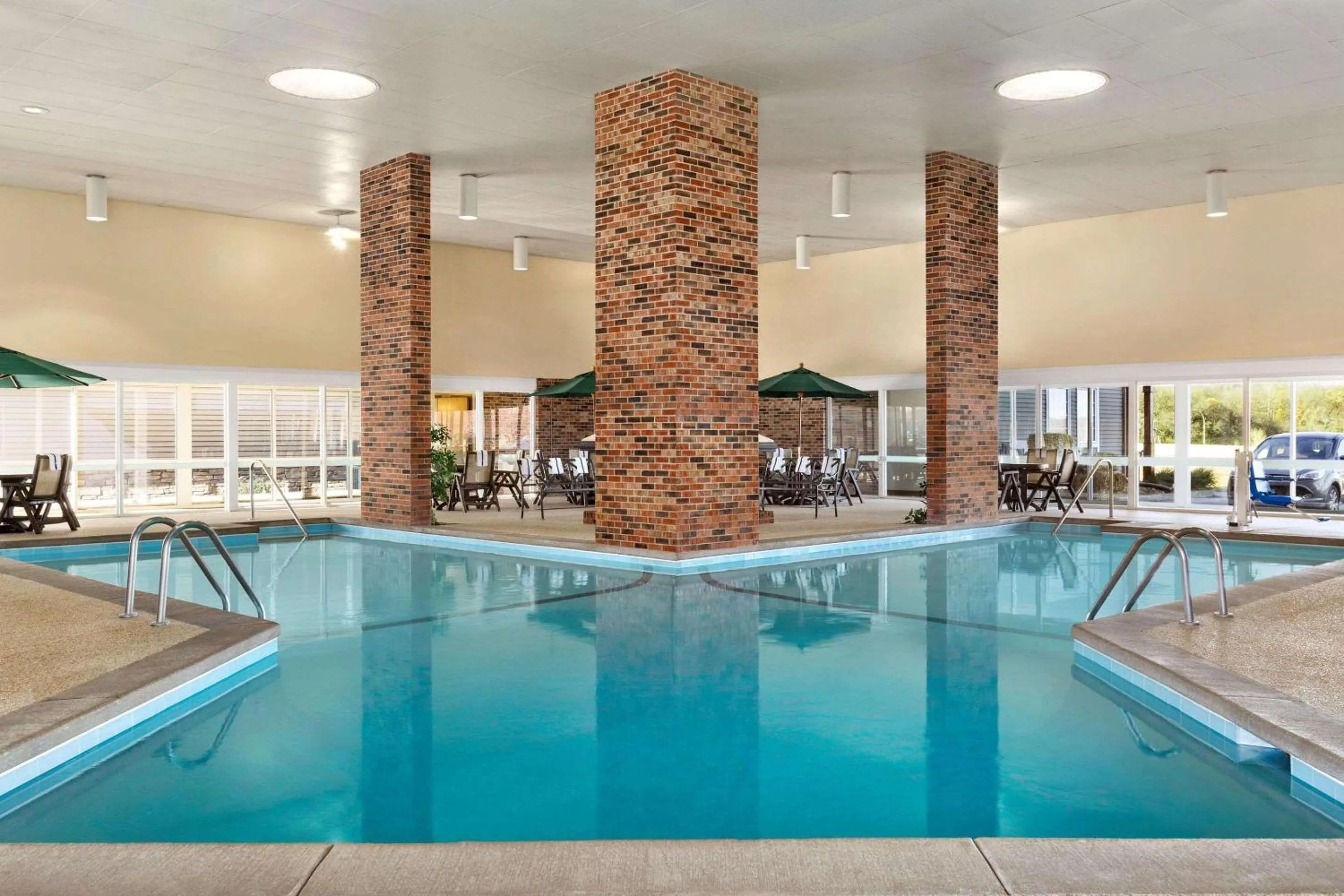 Swimming pool in Country Inn & Suites by Radisson, Woodbury, MN