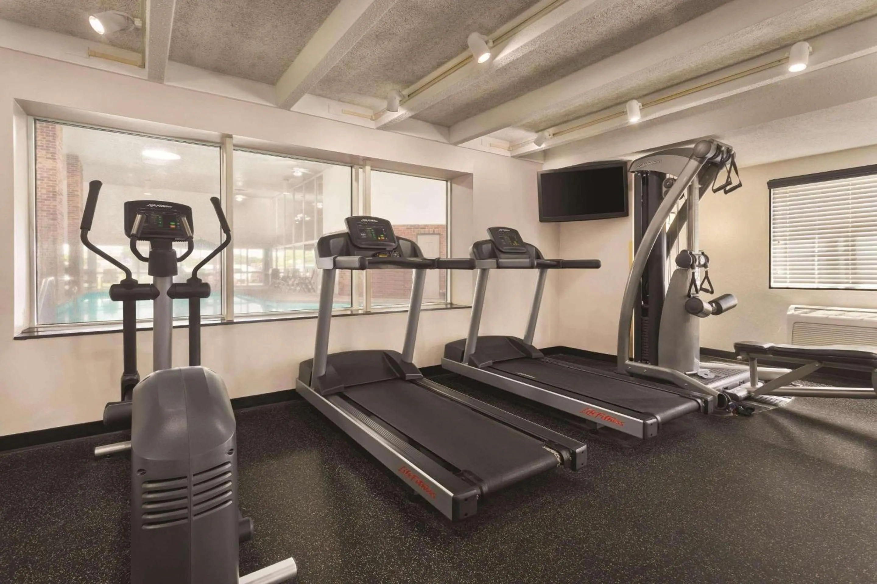 Fitness centre/facilities in Country Inn & Suites by Radisson, Woodbury, MN