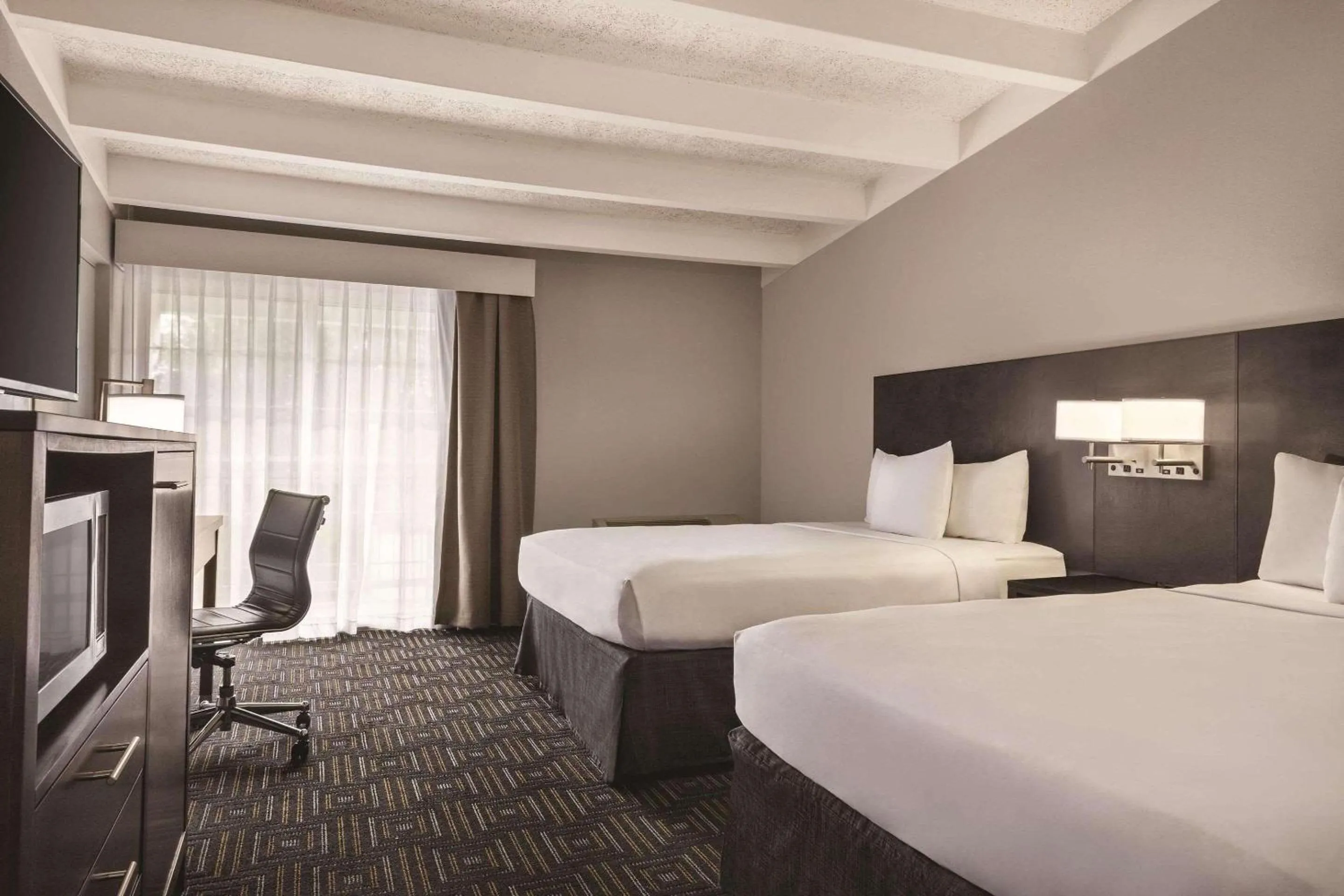 Bedroom in Country Inn & Suites by Radisson, Woodbury, MN