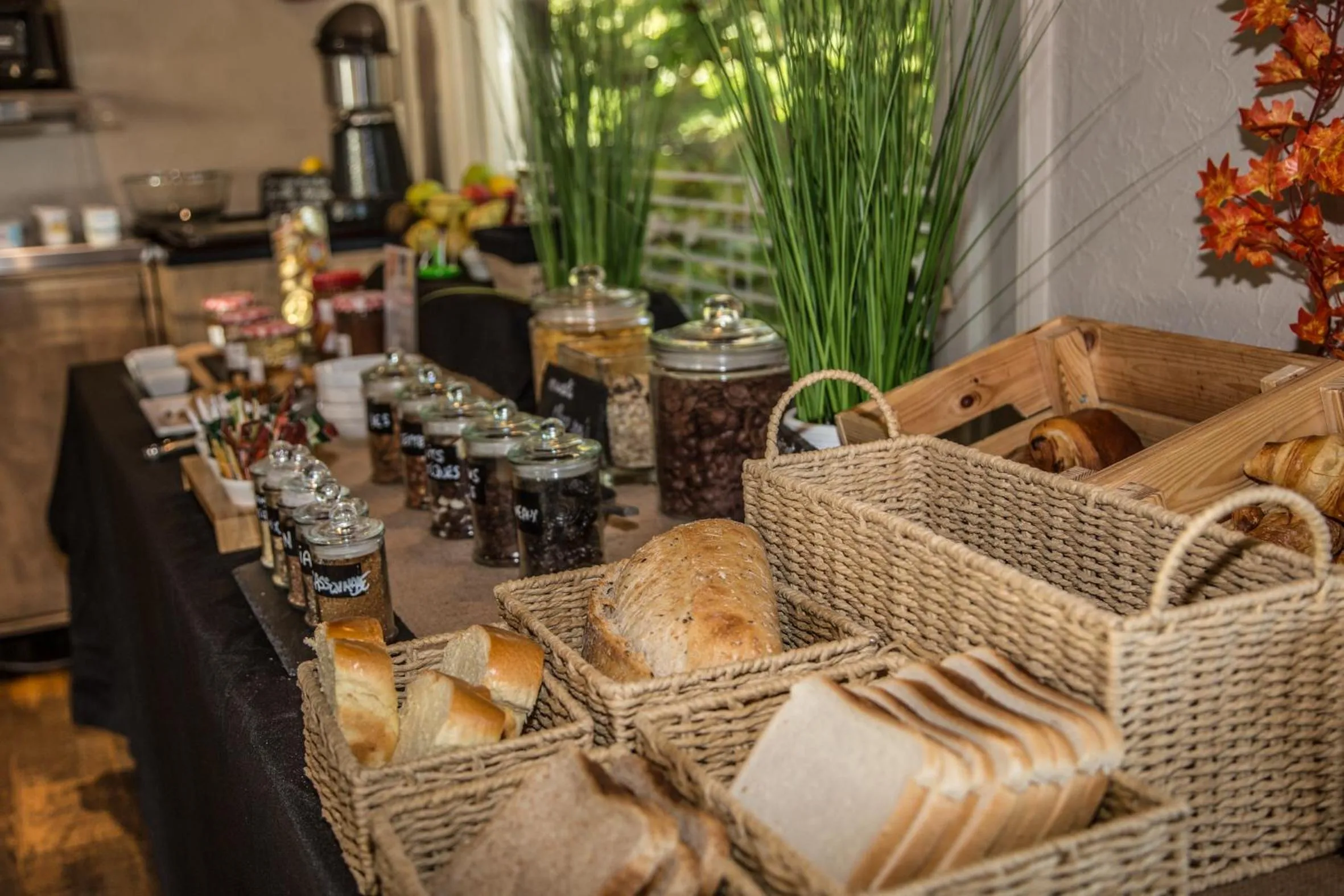Breakfast in Logis Hôtel Des Acacias Lille Neuville en Ferrain, Restaurant l'Acacias Gourmand