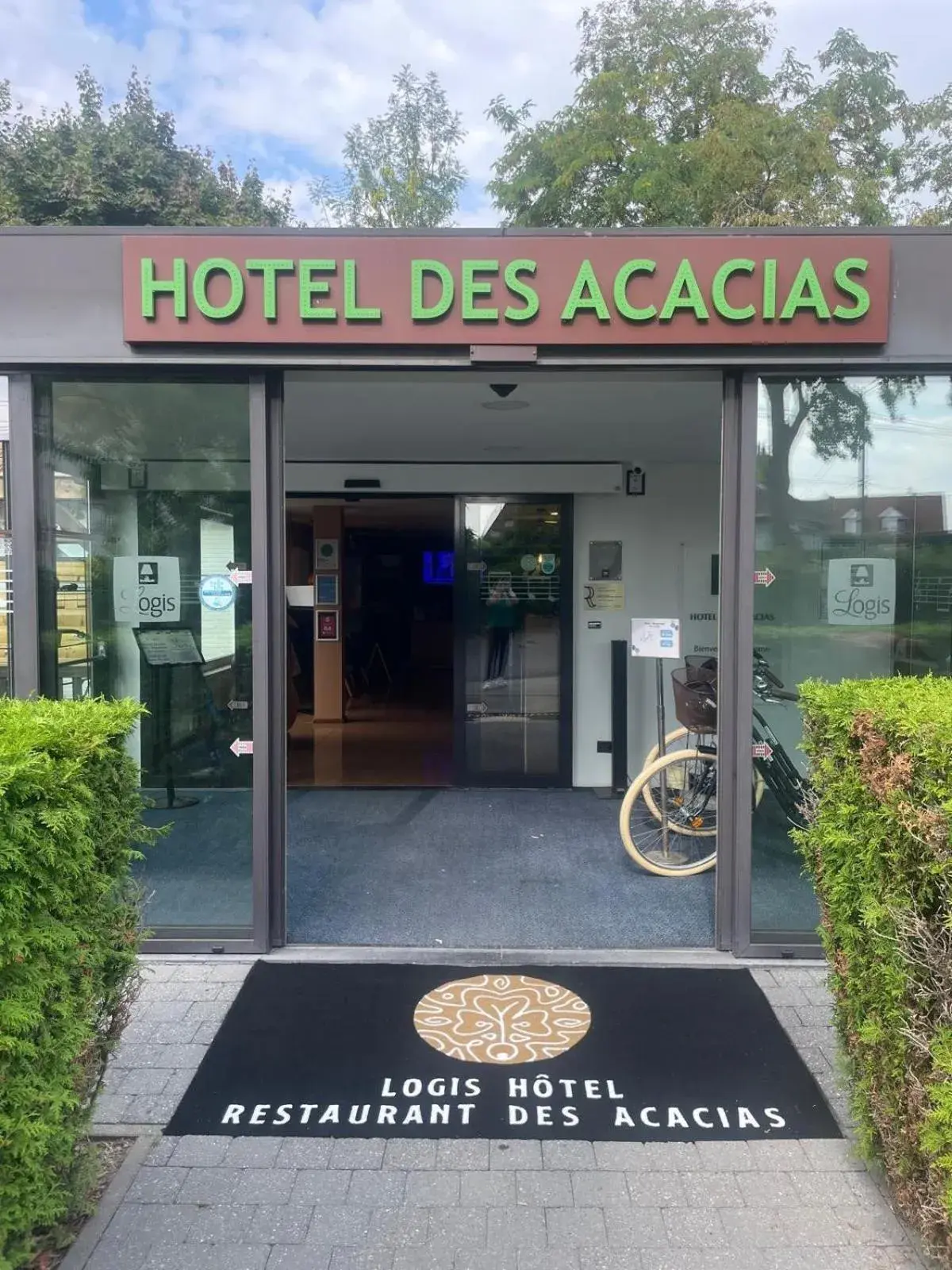 Property building in Logis Hôtel Des Acacias Lille Neuville en Ferrain, Restaurant l'Acacias Gourmand Property building in Logis Hôtel Des Acacias Lille Neuville en Ferrain, Restaurant l'Acacias Gourmand