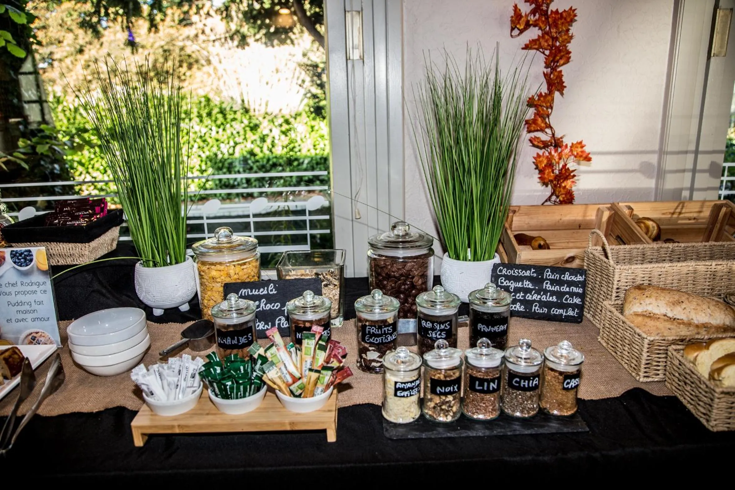 Breakfast in Logis Hôtel Des Acacias Lille Neuville en Ferrain, Restaurant l'Acacias Gourmand