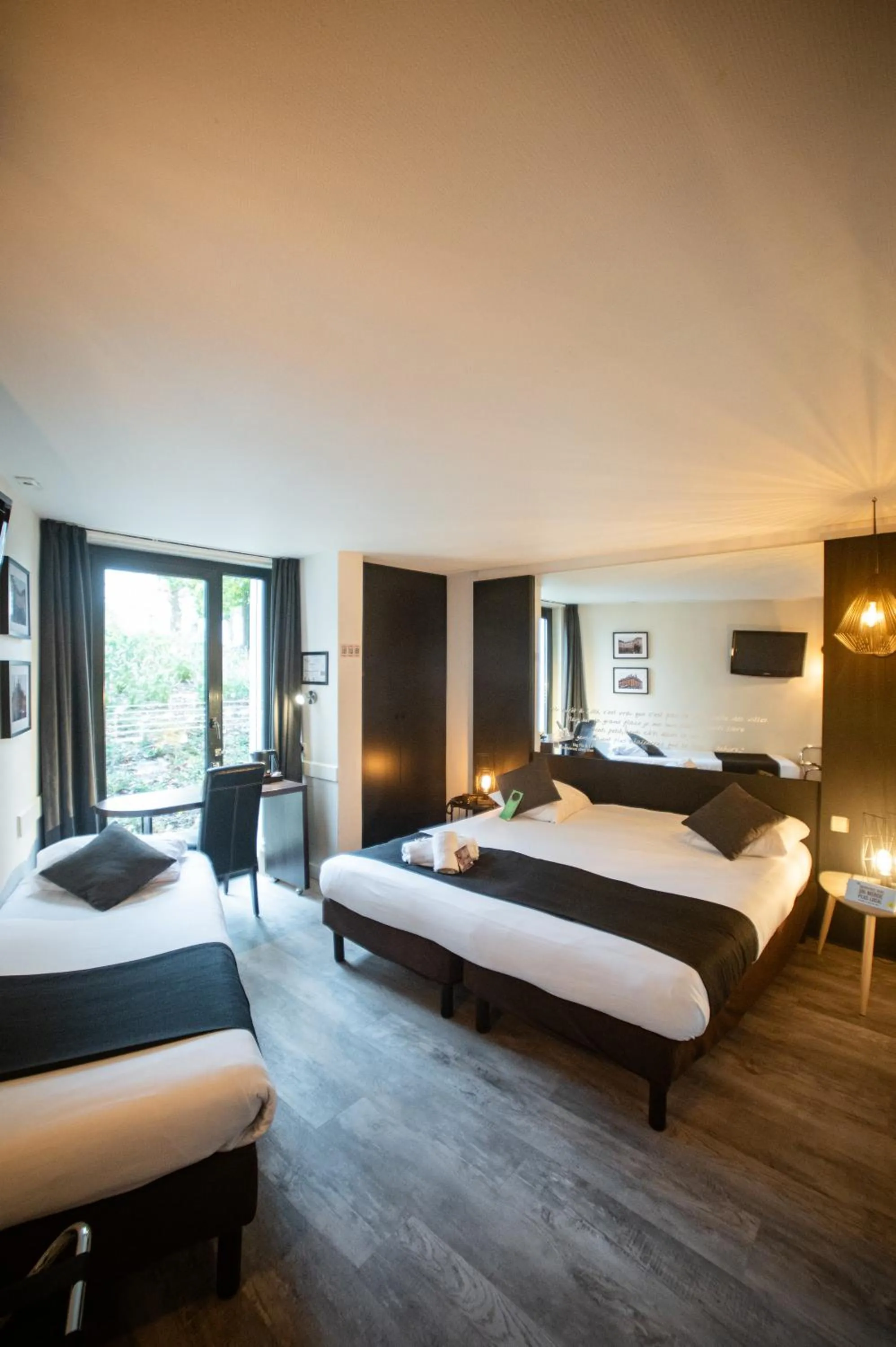 Bed in Logis Hôtel Des Acacias Lille Neuville en Ferrain, Restaurant l'Acacias Gourmand