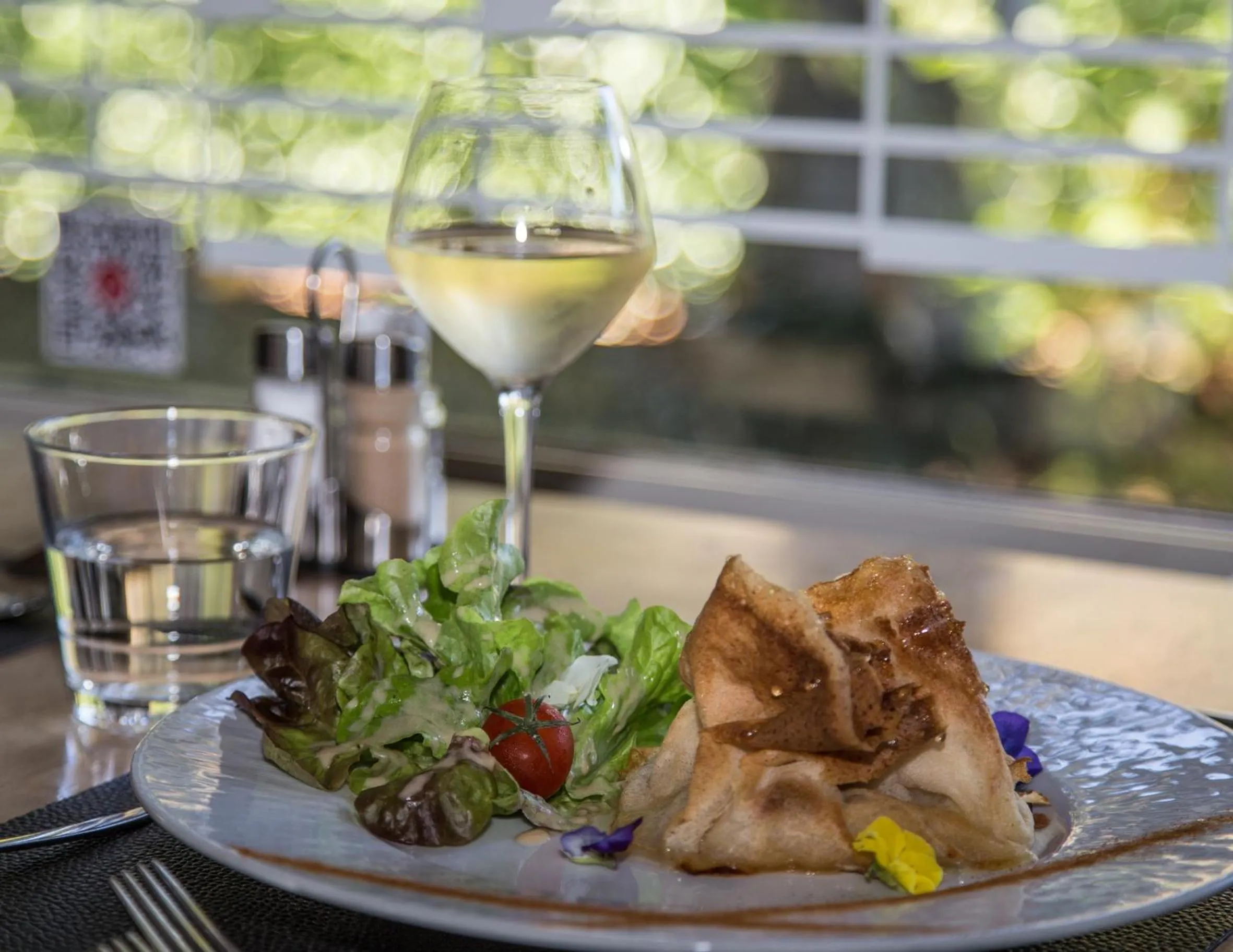 Restaurant/places to eat in Logis Hôtel Des Acacias Lille Neuville en Ferrain, Restaurant l'Acacias Gourmand