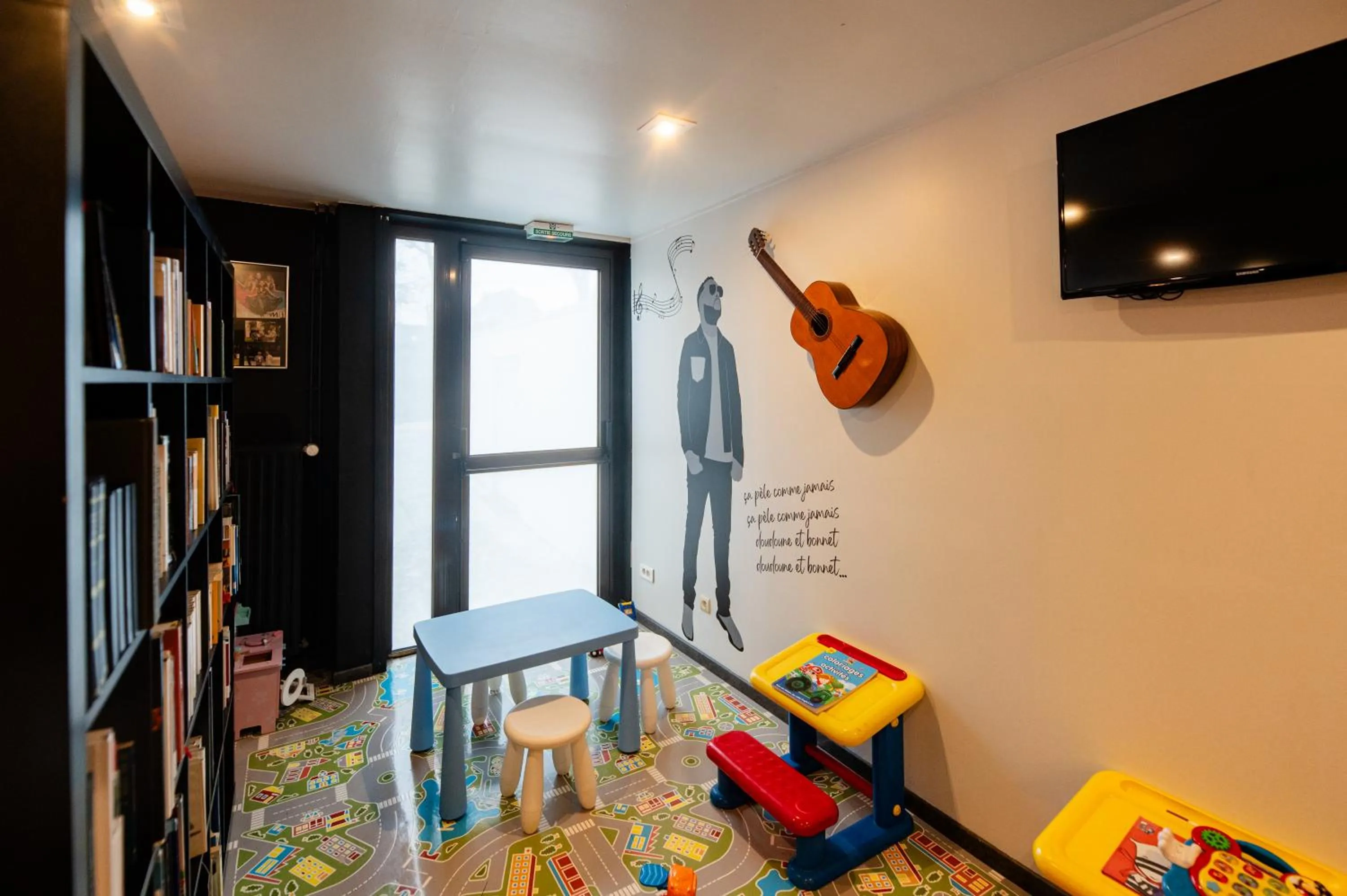 Children play ground in Logis Hôtel Des Acacias Lille Neuville en Ferrain, Restaurant l'Acacias Gourmand