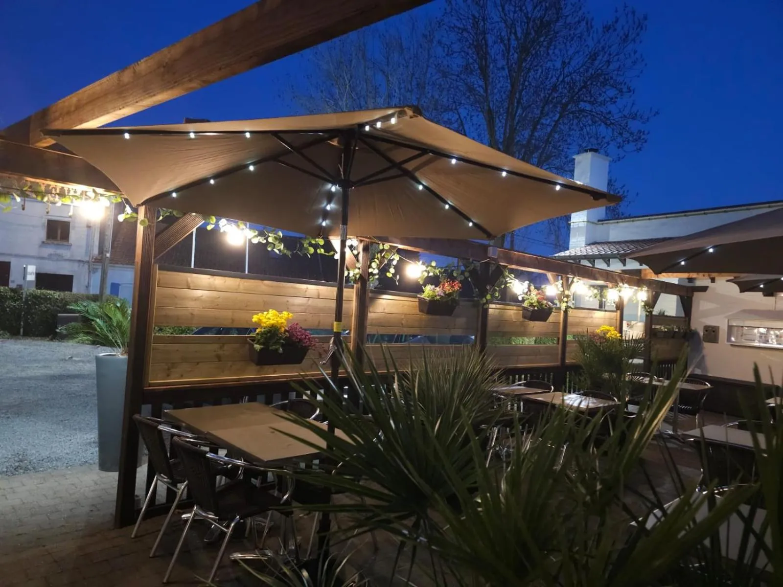 Patio in Logis Hôtel Des Acacias Lille Neuville en Ferrain, Restaurant l'Acacias Gourmand